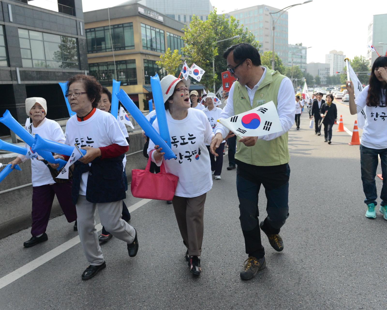 드림인연수 페스티벌 행사 퍼레이드에서 참여자와 함께 하는 고남석 연수구청장의 모습
