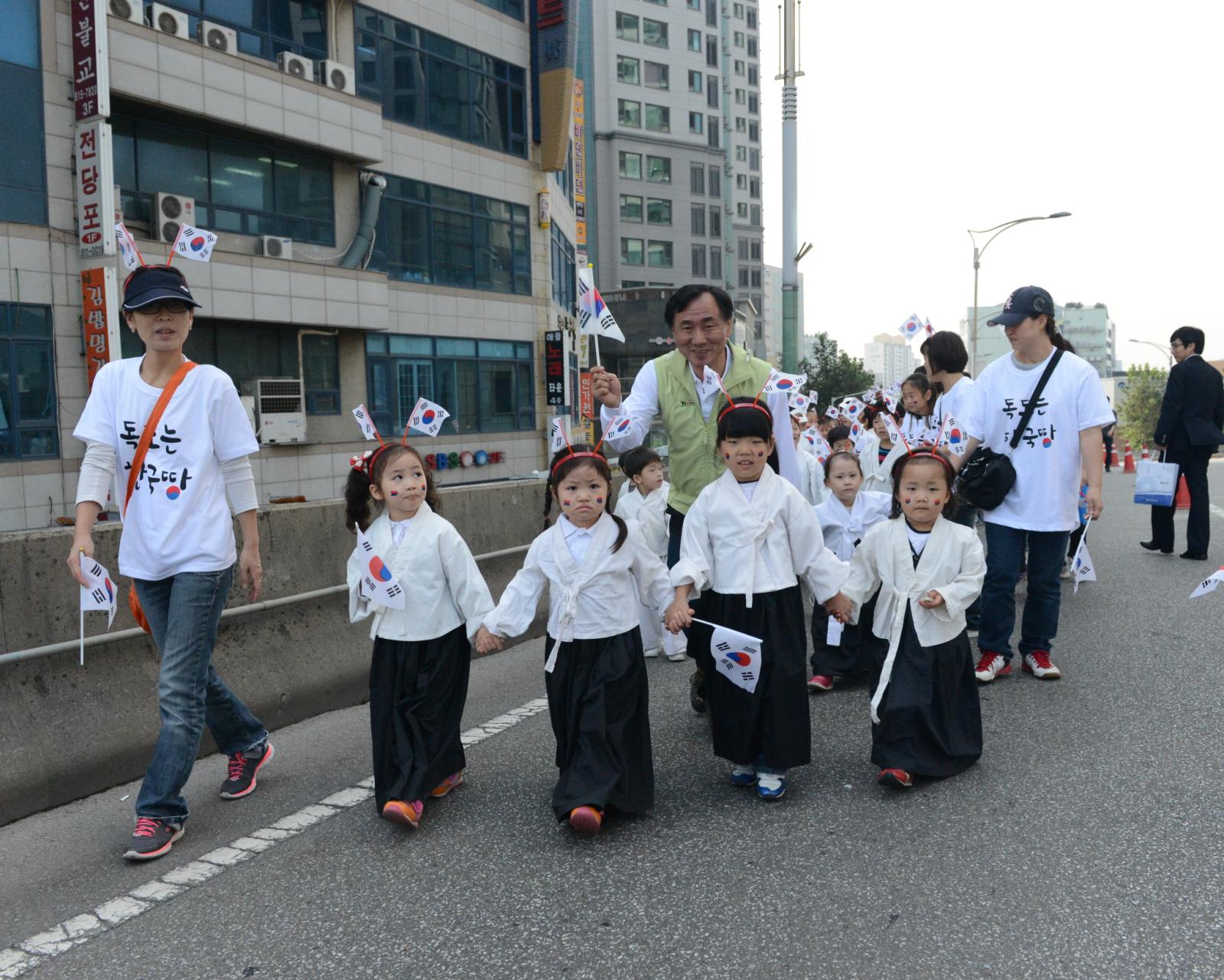 드림인연수 페스티벌 행사 퍼레이드에서 참여자와 함께 하는 고남석 연수구청장의 모습

