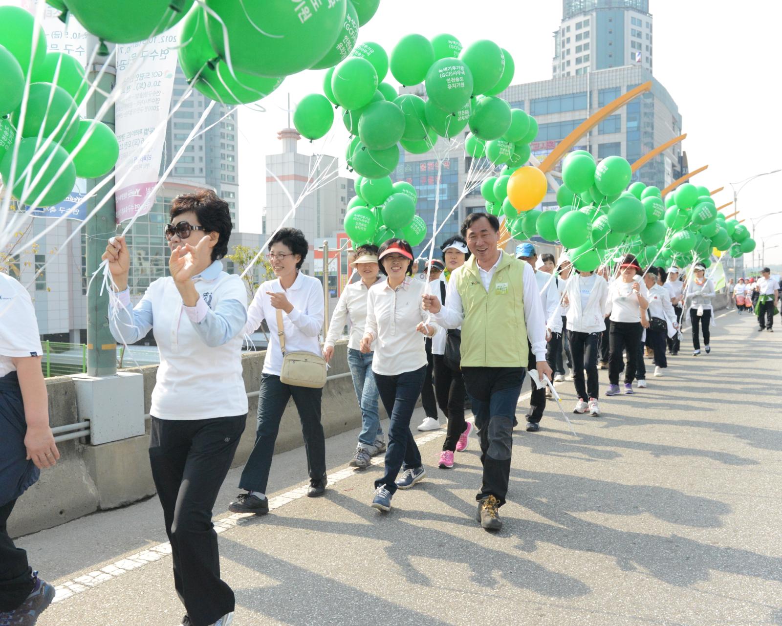 드림인연수 페스티벌 행사 퍼레이드에서 참여자와 함께 하는 고남석 연수구청장의 모습
