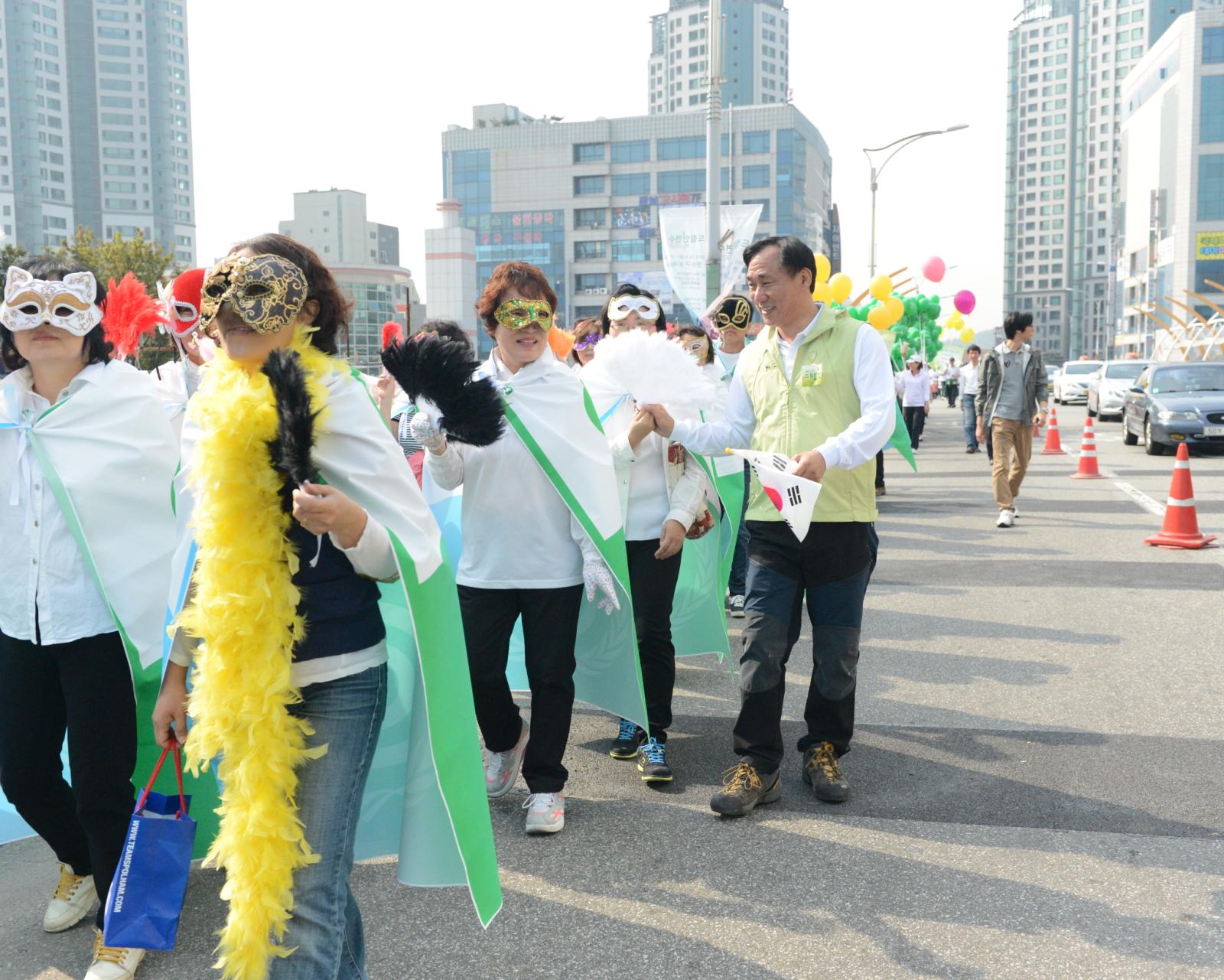 드림인연수 페스티벌 행사 퍼레이드에서 참여자와 함께 하는 고남석 연수구청장의 모습
