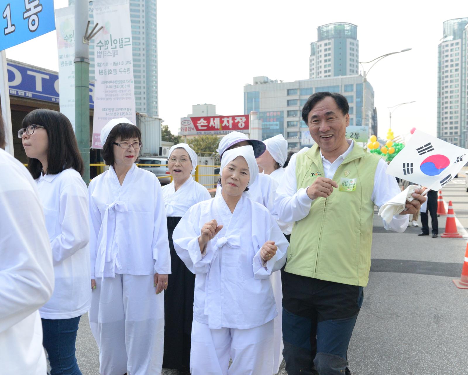 드림인연수 페스티벌 행사 퍼레이드에서 참여자와 함께 하는 고남석 연수구청장의 모습
