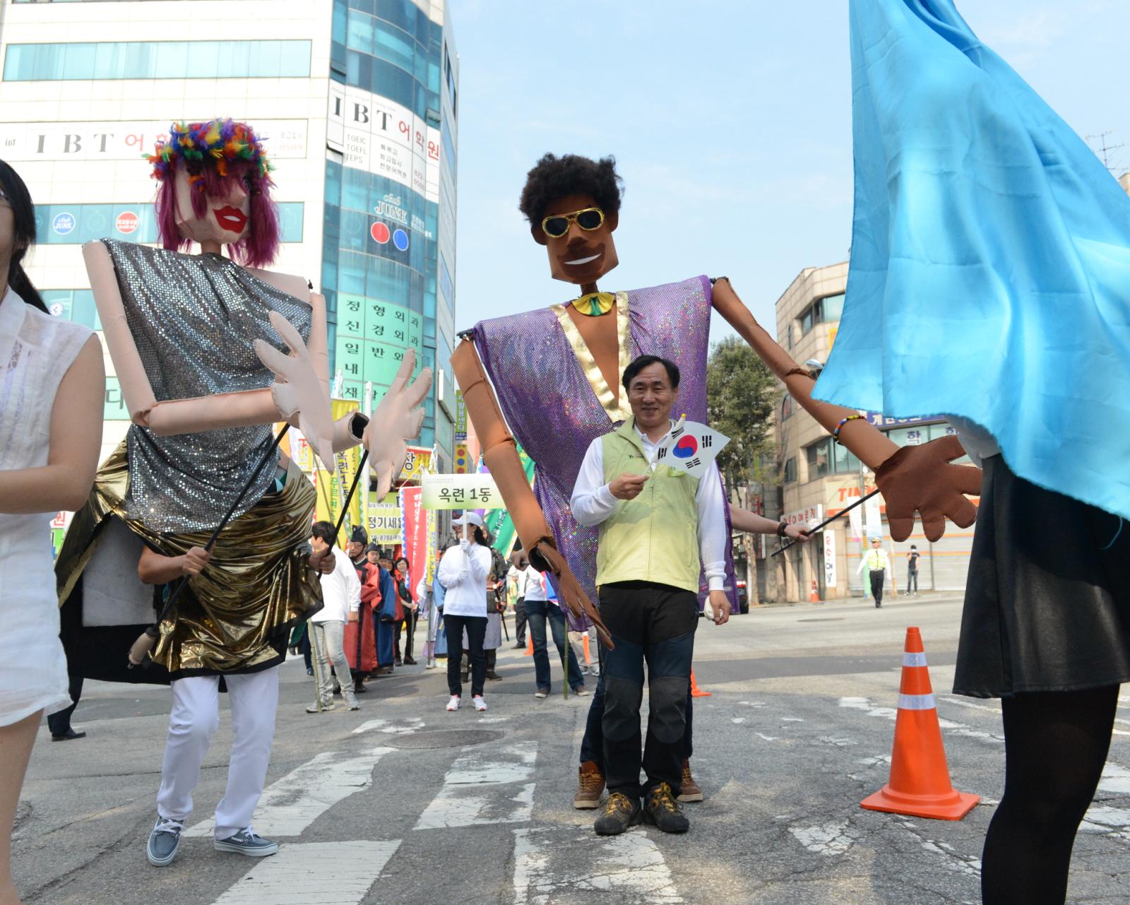드림인연수 페스티벌 행사 퍼레이드에서 참여자와 함께 하는 고남석 연수구청장의 모습
