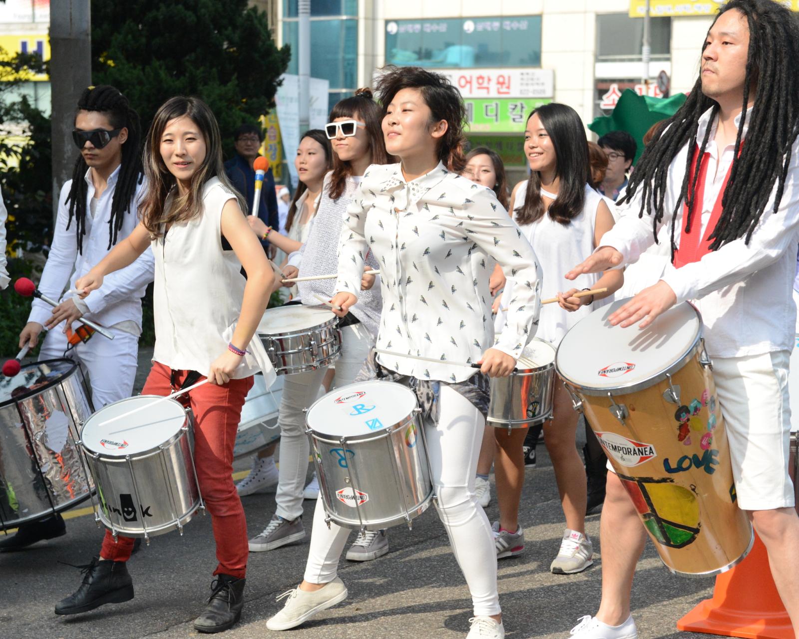 드림인연수 페이스티벌 행사 퍼레이드 모습
