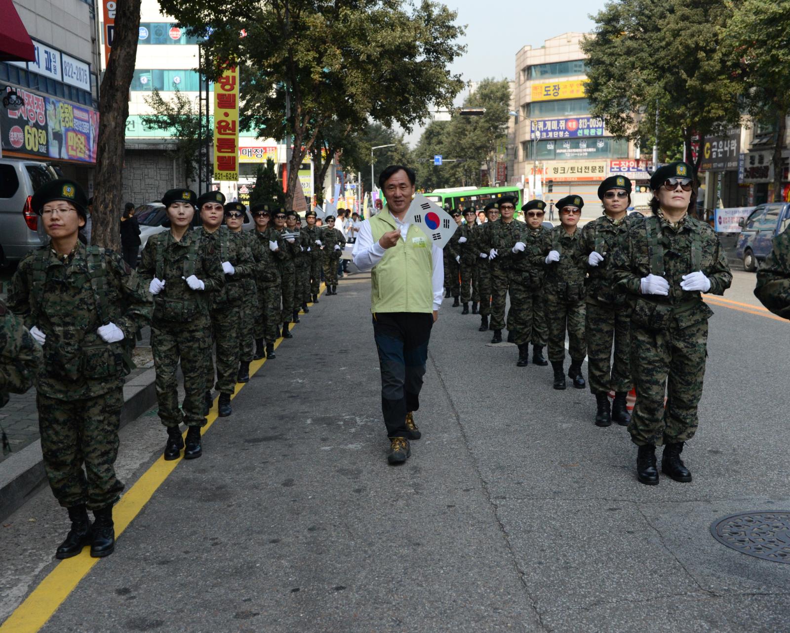 드림인연수 페이스티벌 행사 퍼레이드 모습(여성향토예비군과 함께 참여한 고남석 연수구청장)