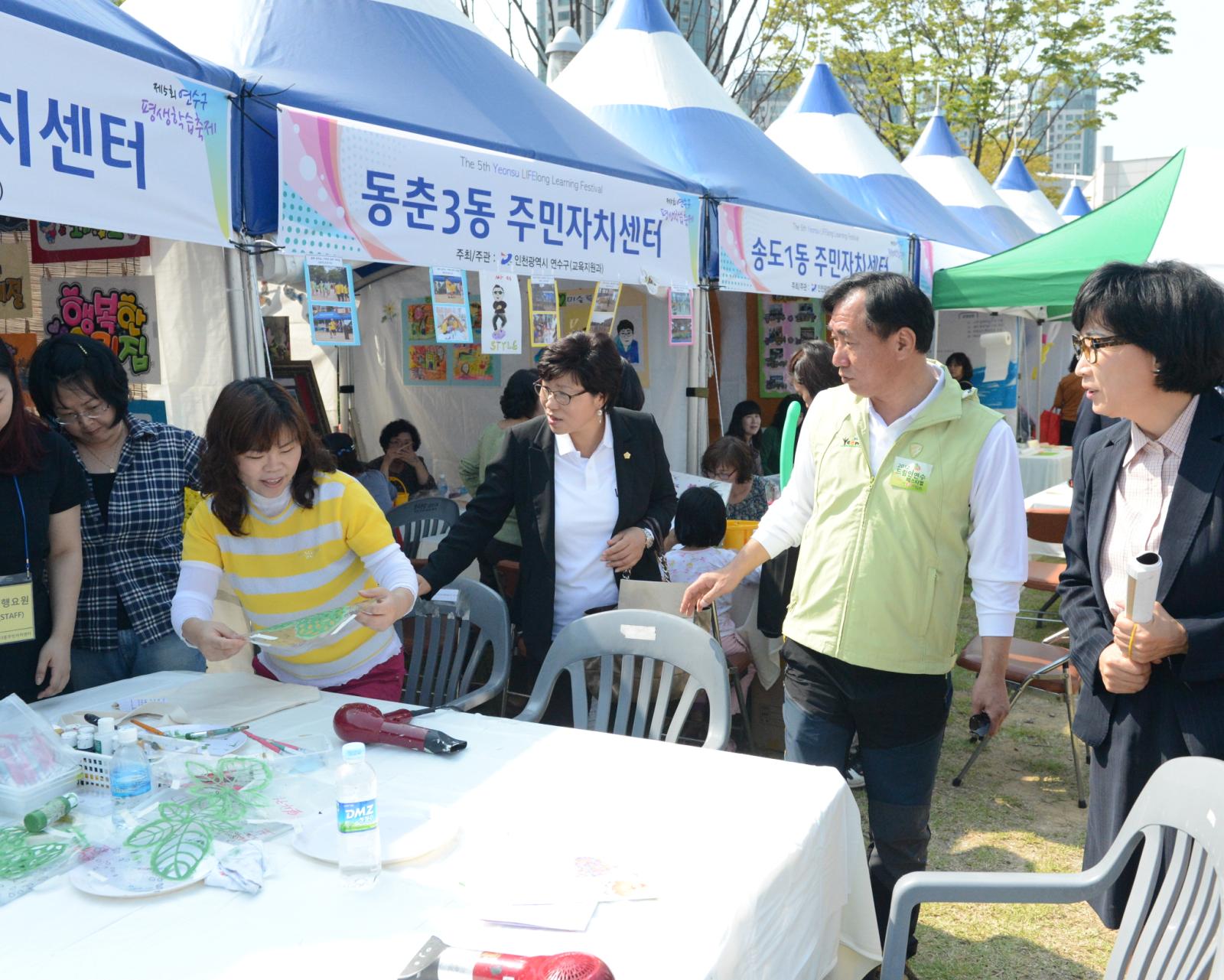 드림인연수 페스티벌 행사에 참여한 동 주민센터 직원들을 격려하는 고남석 연수구청장