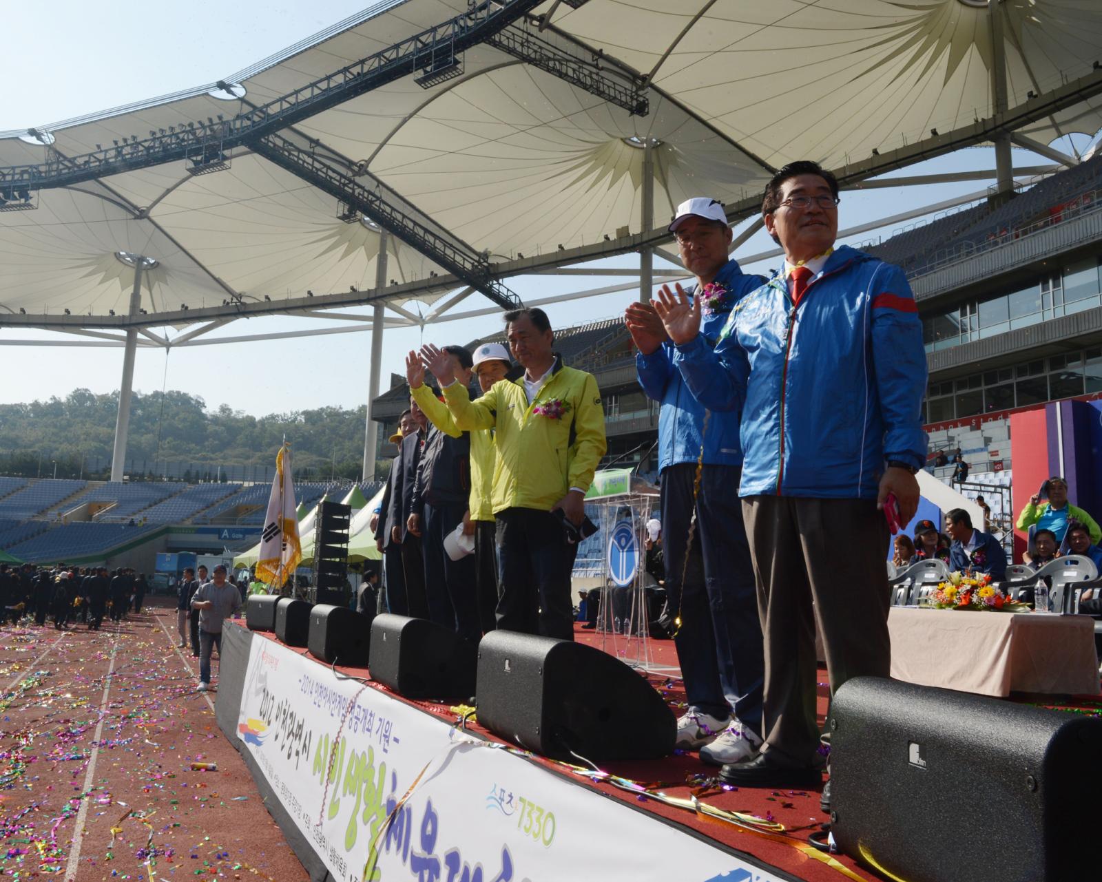 시민생활체육대회에 참석하여 대회참가자를 격려하는 고남석 연수구청장 모습
