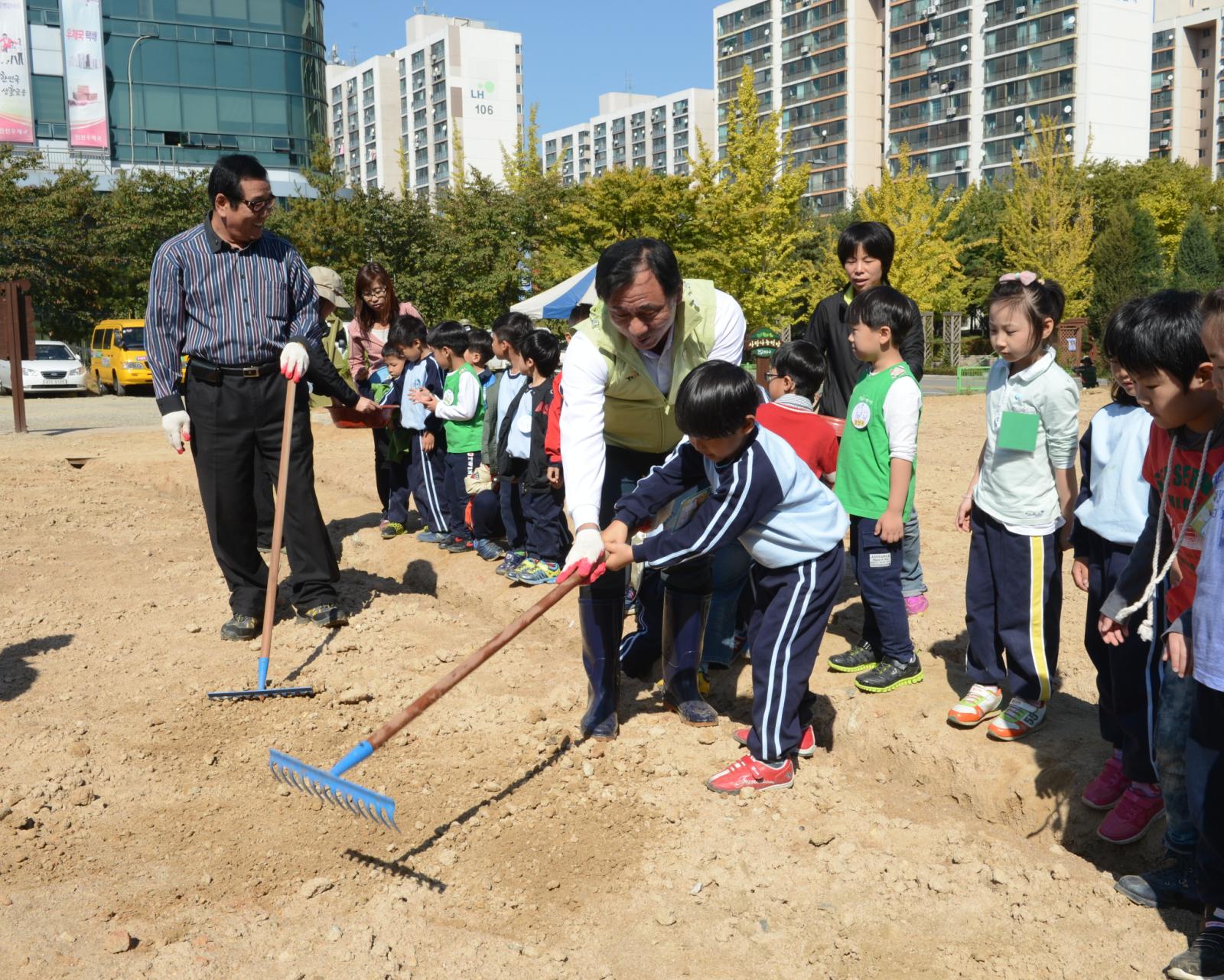 고남석 연수구청장이 어린이와 함께 밭을 일구는 모습