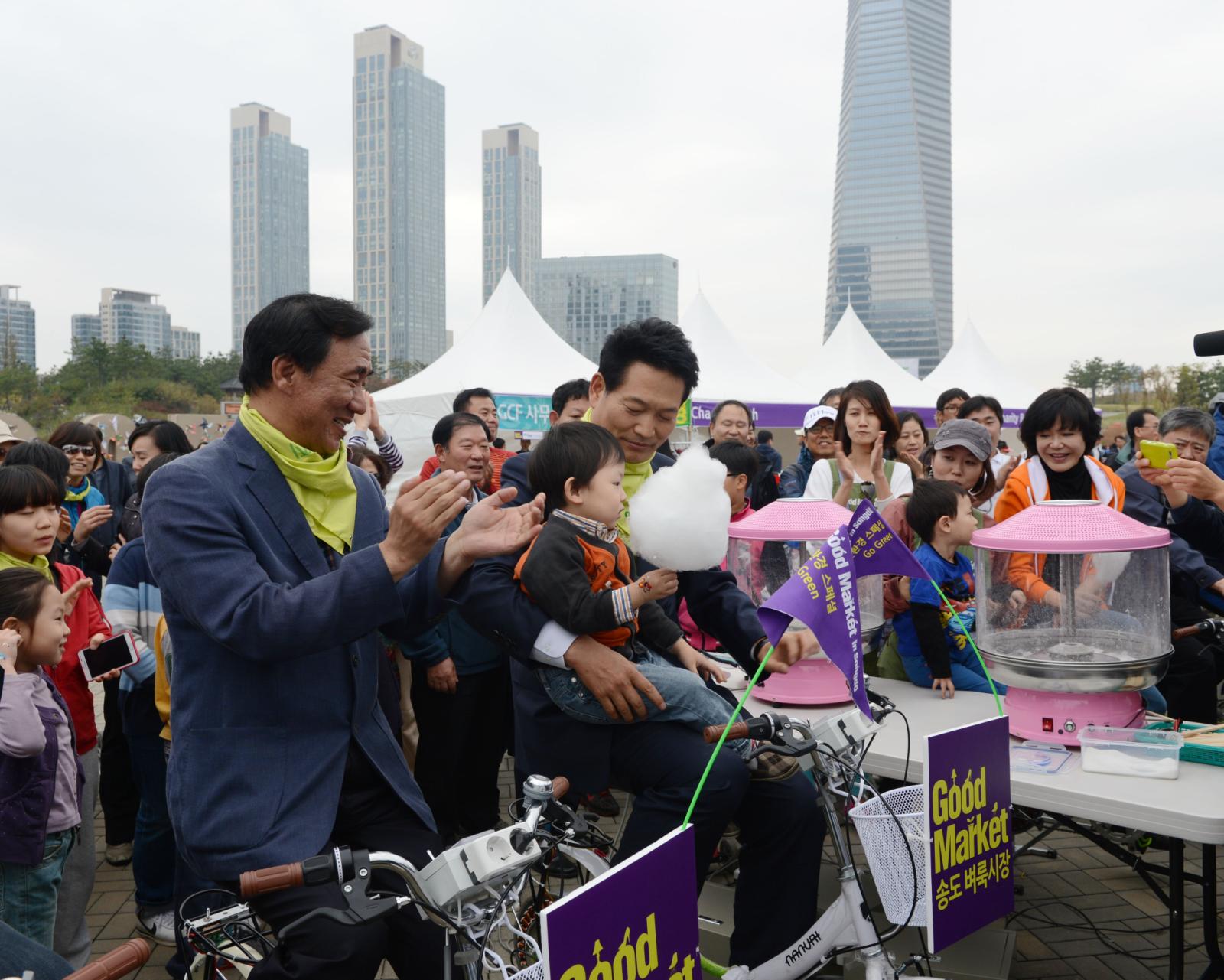 GCF 인천유치를 기념하여 송영길 인천시장, 고남석 연수구청장 등이 자전거를 타고 기념촬영 모습
