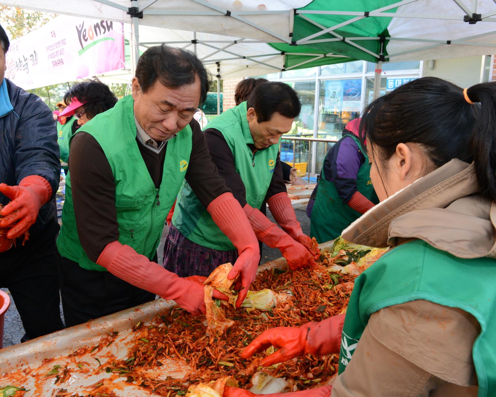 연수구새마을 김장나누기행사에 참여한 고남석연수구청장이 배추를 버무리는 모습