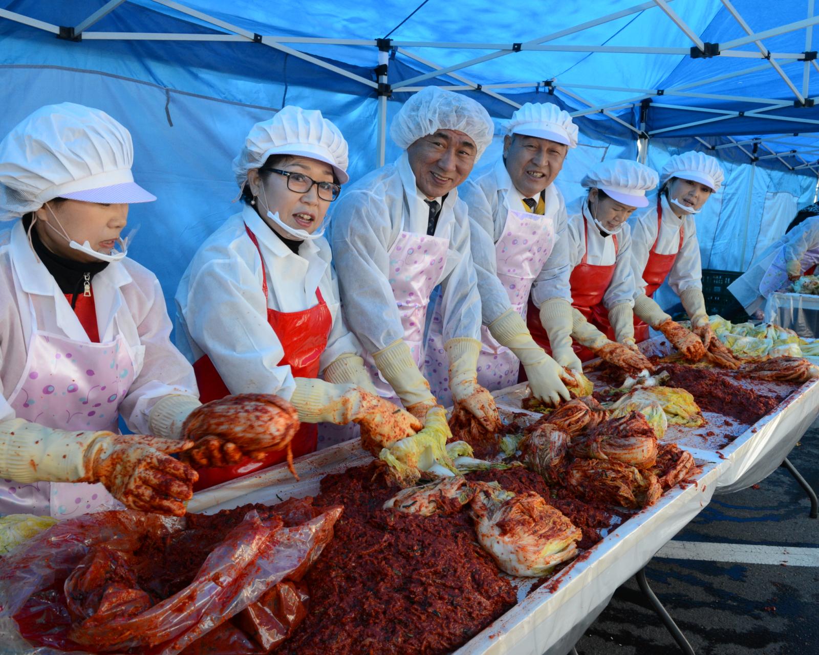 고남석 연수구청장과 참여 아주머니들이 배추를 버무리는 모습