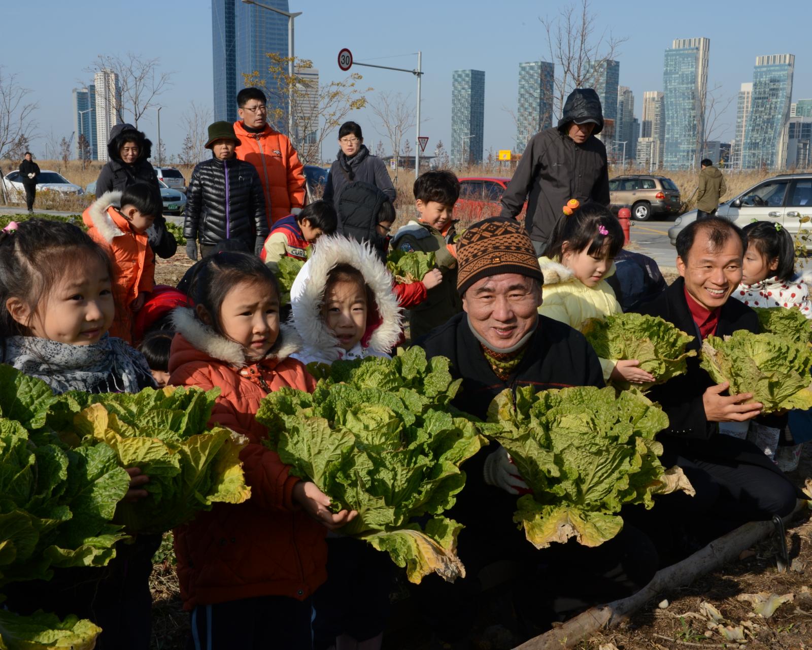 행복나눔텃밭 수확제에 참석한 고남석 연수구청장과  어린이들이 함께 촬영
