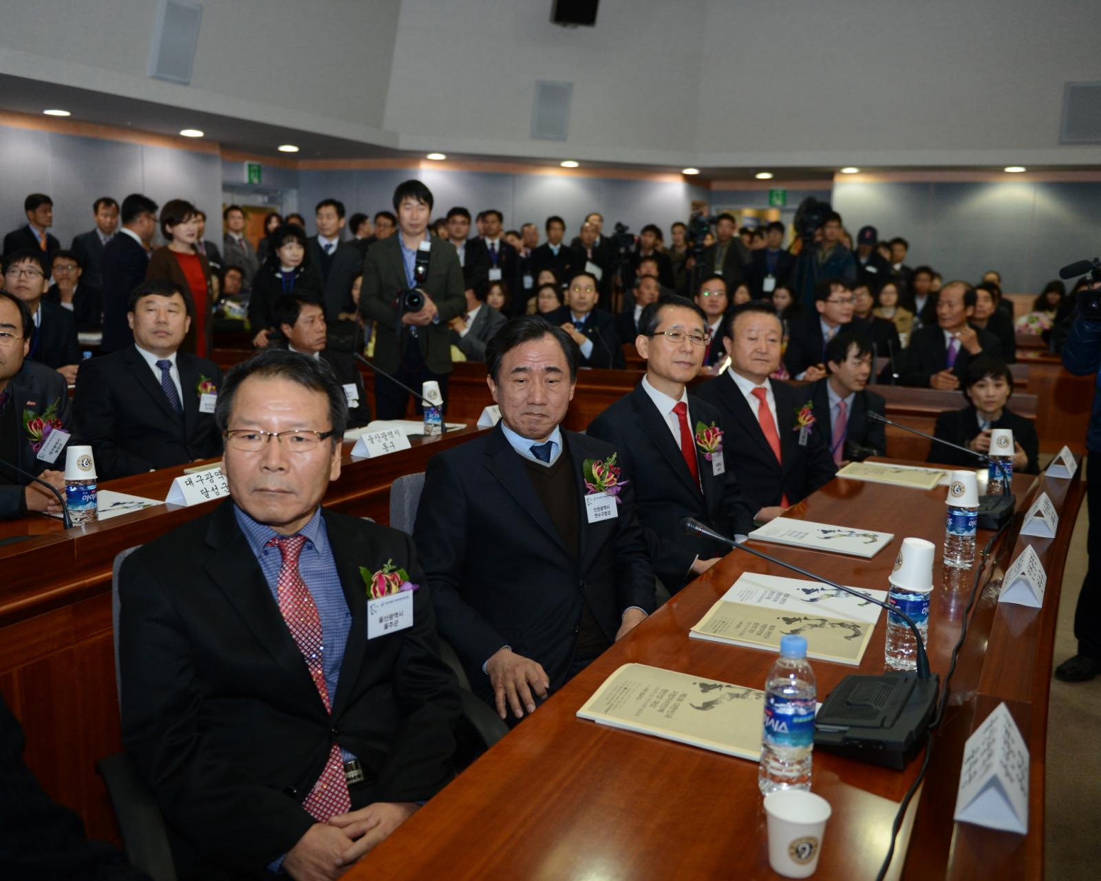 고남석 연수구청장 시상 후 앉아있는 모습