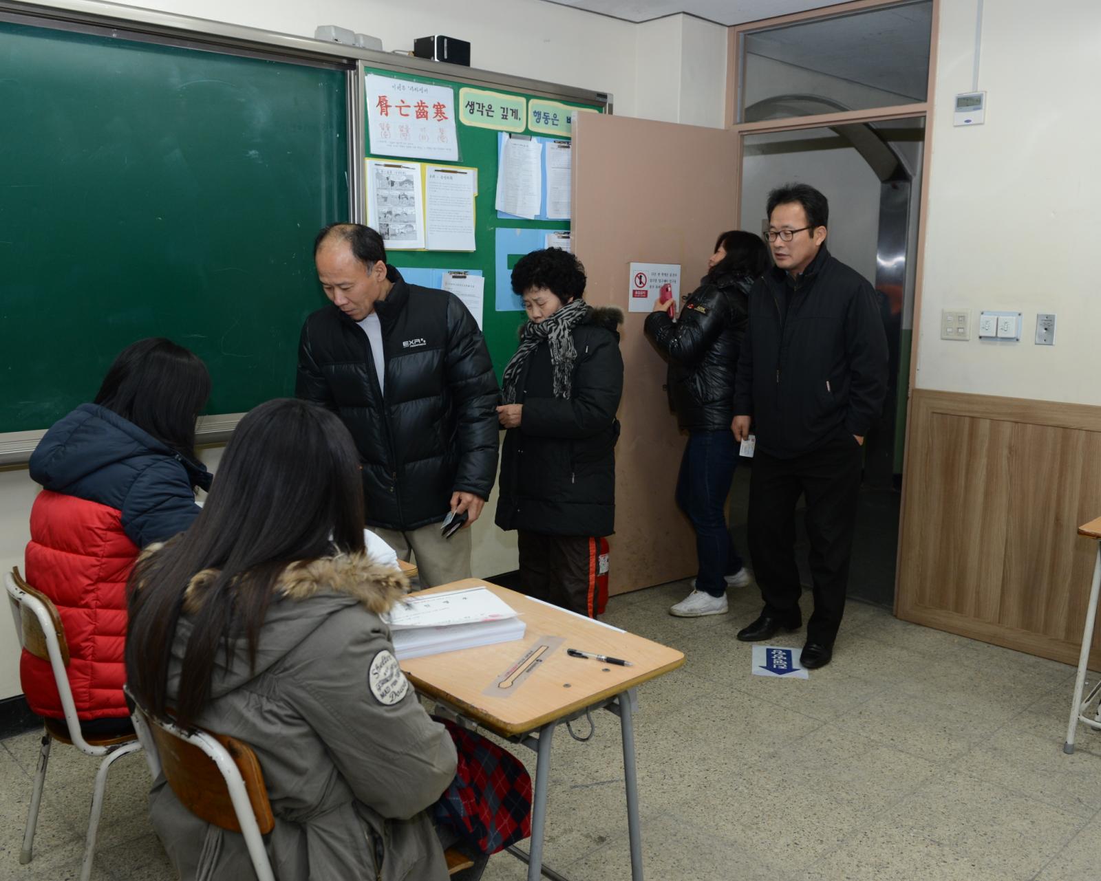 제18대대통령선거에 투표하는 고남석구청장내외의 2번째 이미지