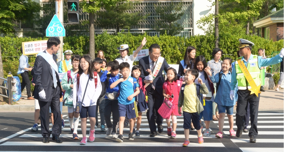 대중교통 소통의날 등굣길 교통 캠페인의 1번째 이미지