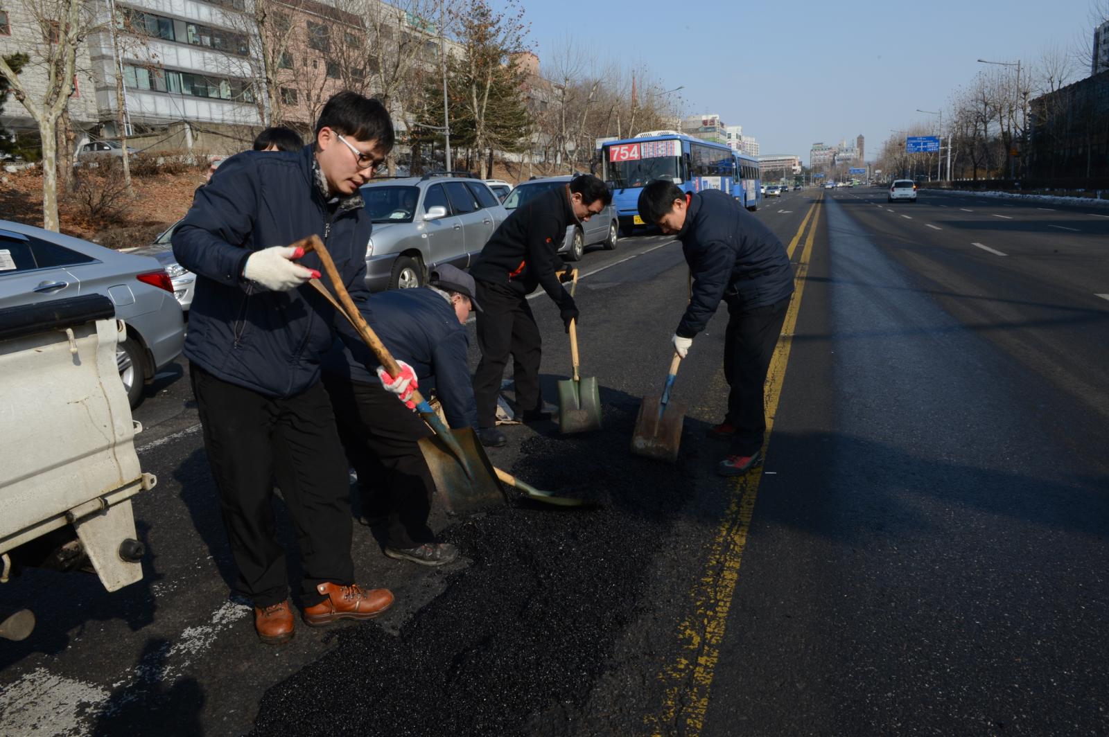 설해로 파손된 도로보수작업 현장(1)의 2번째 이미지
