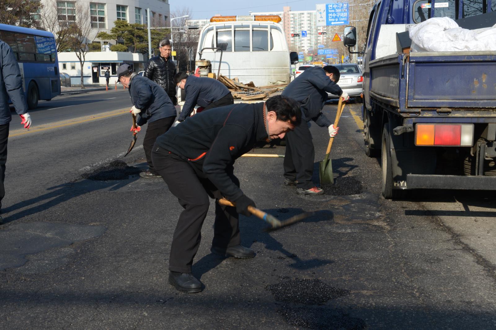 설해로 파손된 도로보수작업 현장(2)의 2번째 이미지