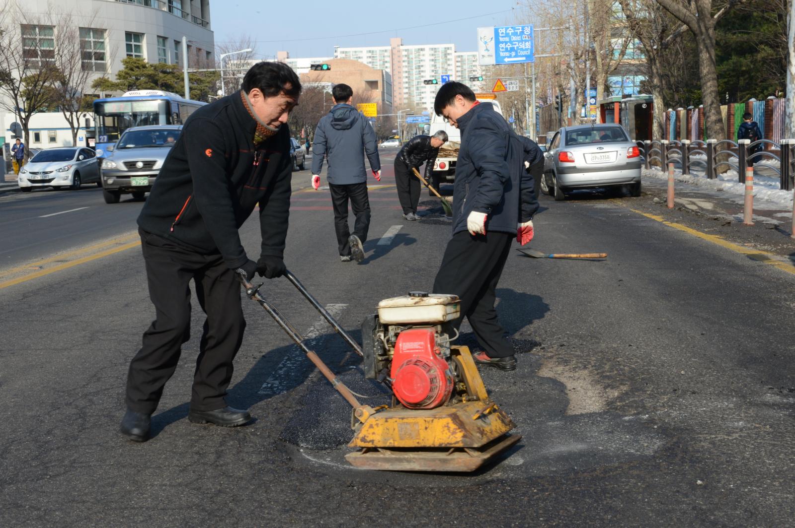 설해로 파손된 도로보수작업 현장(2)의 1번째 이미지