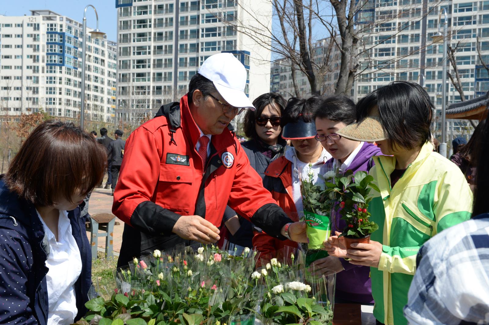 제71회 식목일 기념 식목행사 및 나무나누어주기 행사의 2번째 이미지