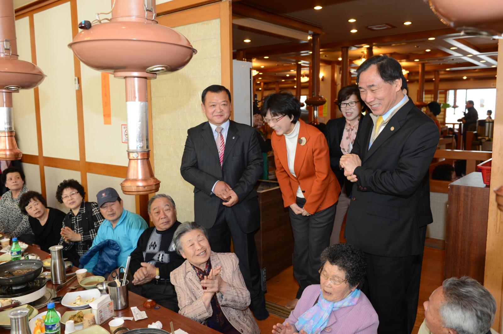 어르신들을 위한 한가족잔치(대한노인연수지회)의 1번째 이미지