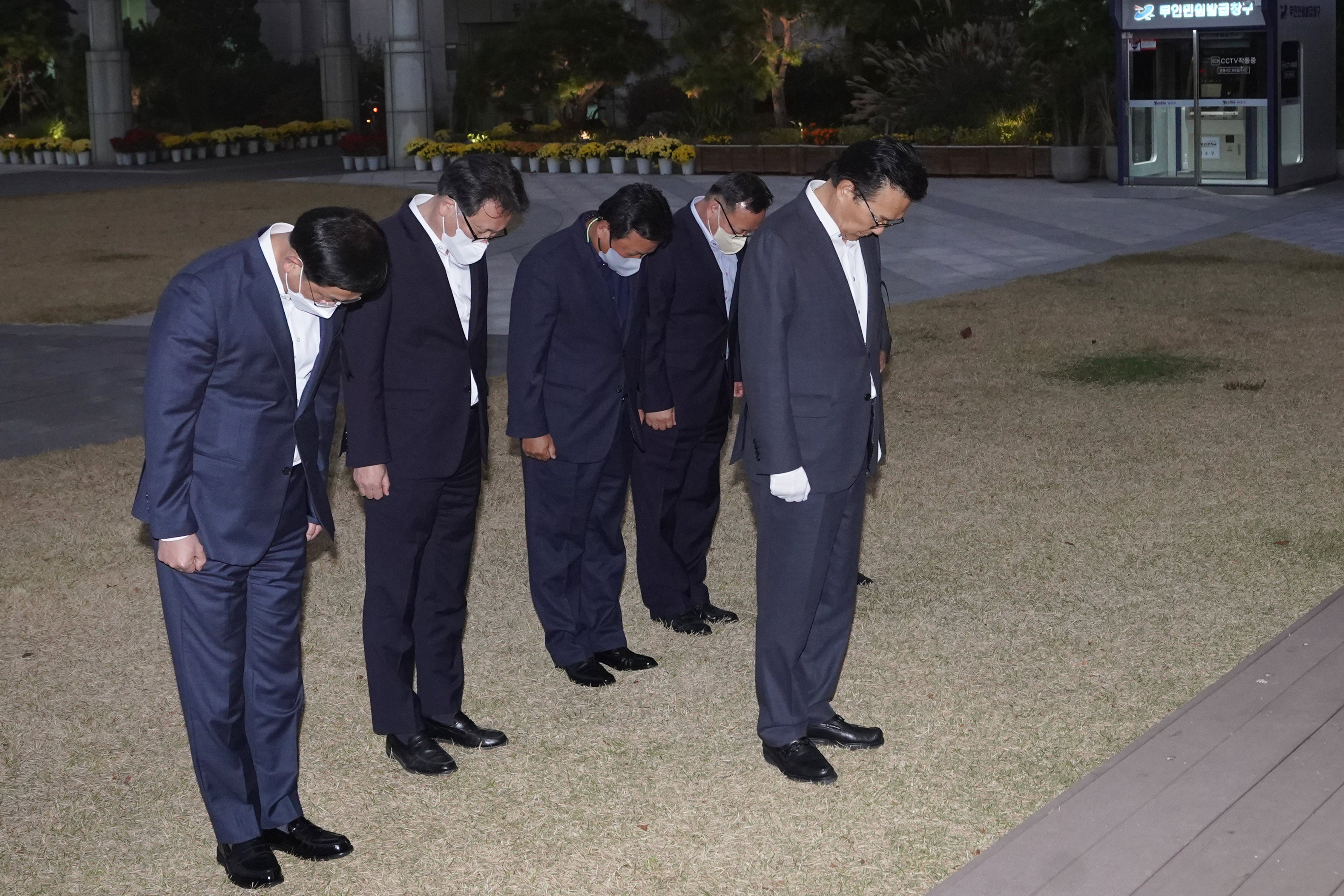 이태원 사고 사망자 합동 분향소 조문의 5번째 이미지