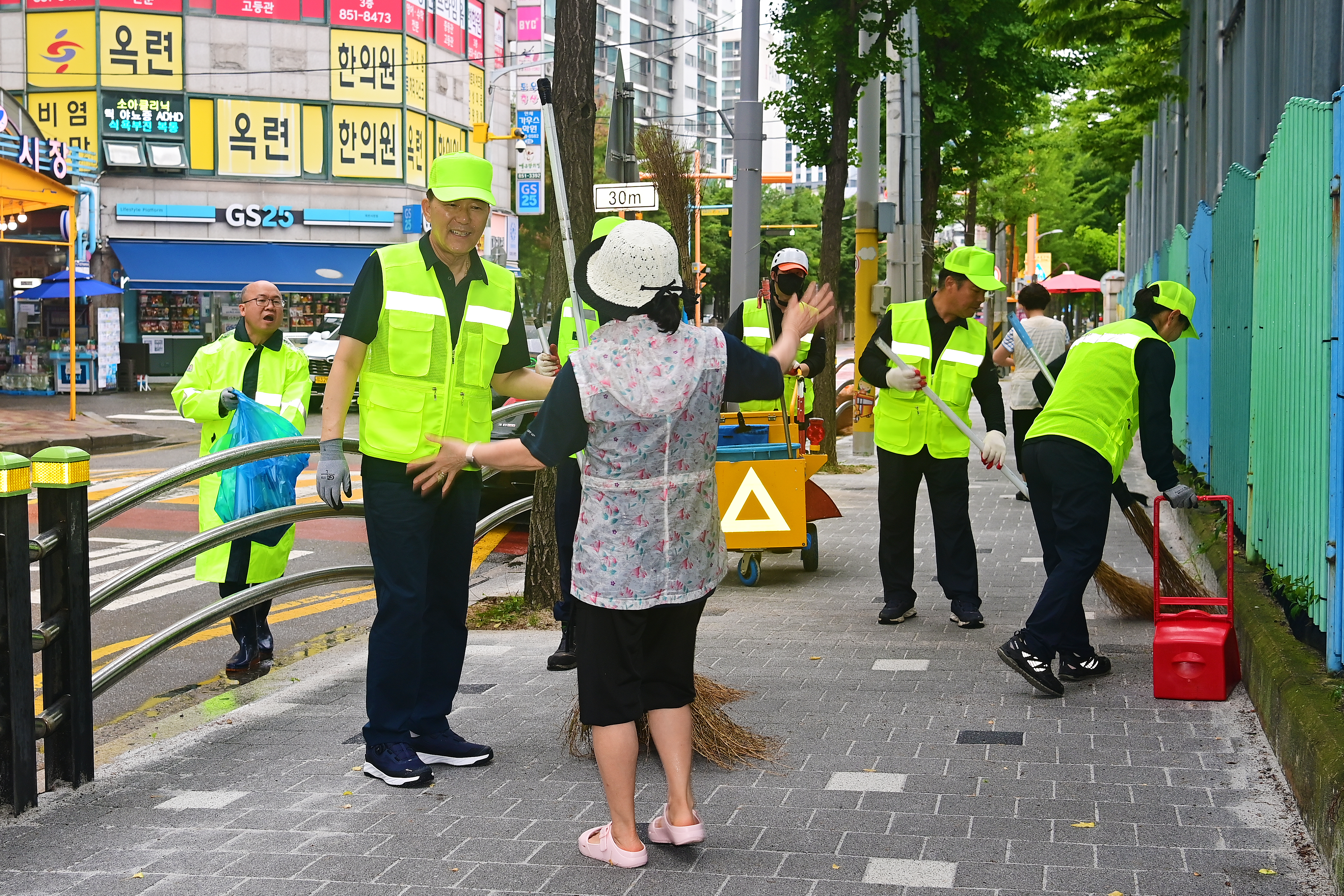 도로환경공무관과 함께하는 환경 정비(옥련시장-일원)의 3번째 이미지