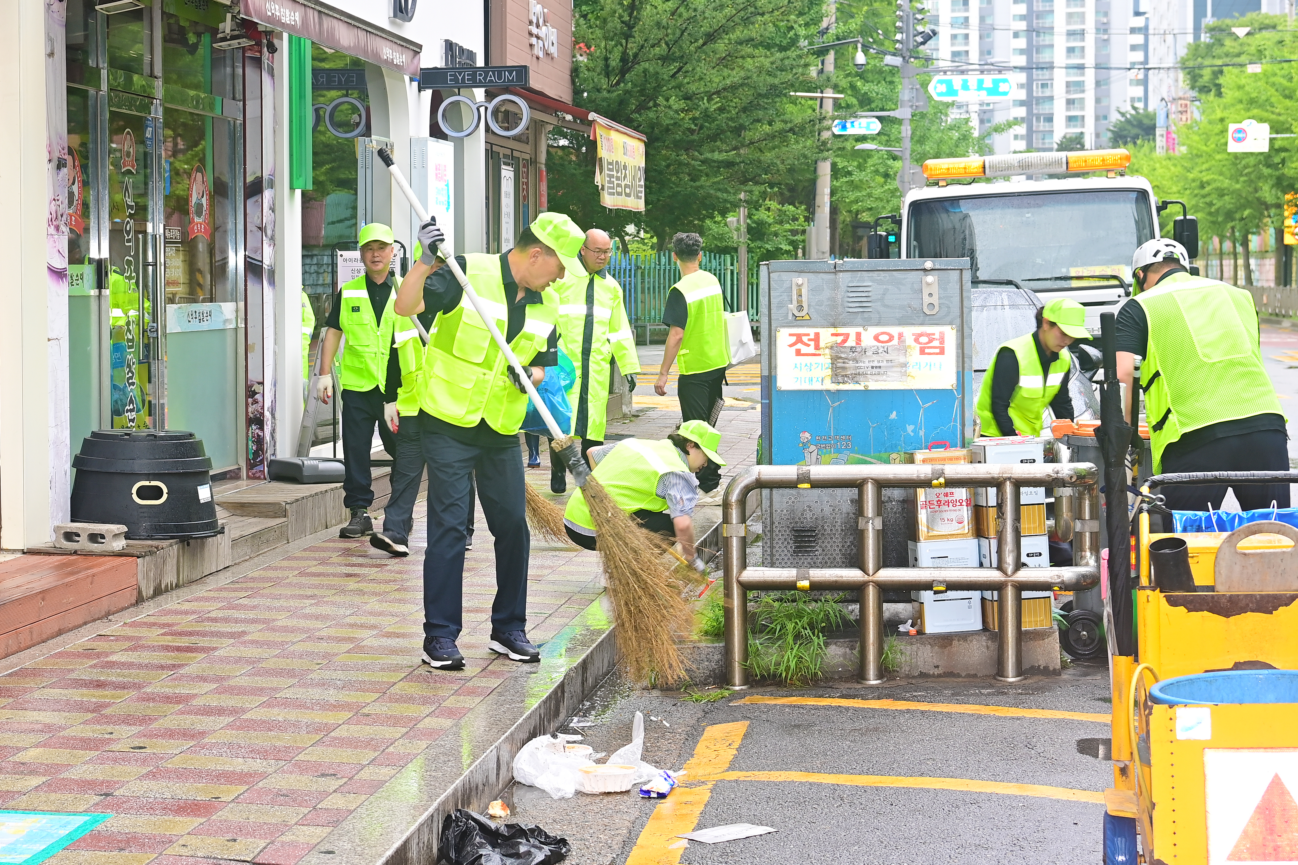 도로환경공무관과 함께하는 환경 정비(옥련시장-일원)의 6번째 이미지