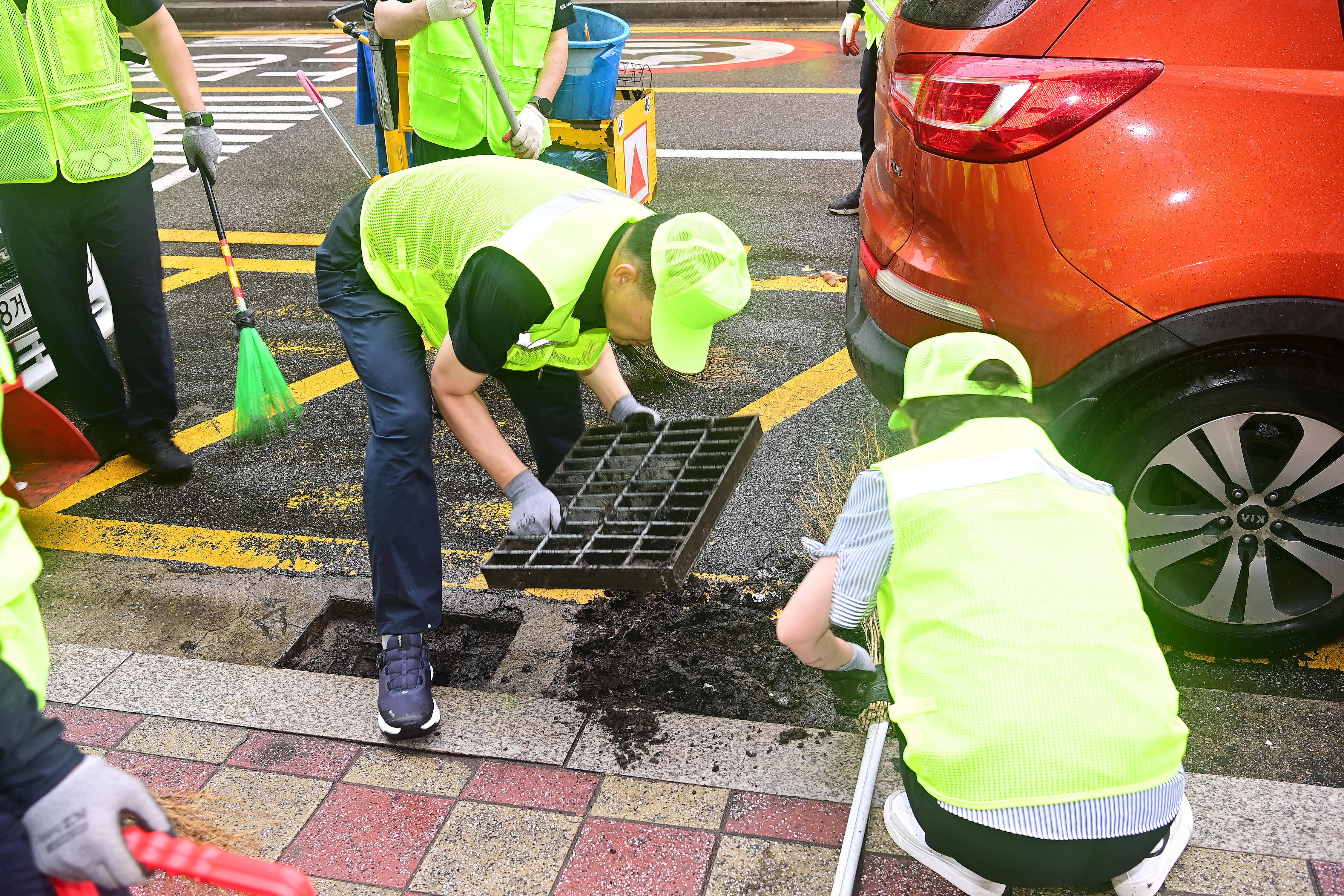 도로환경공무관과 함께하는 환경 정비(옥련시장-일원)의 2번째 이미지