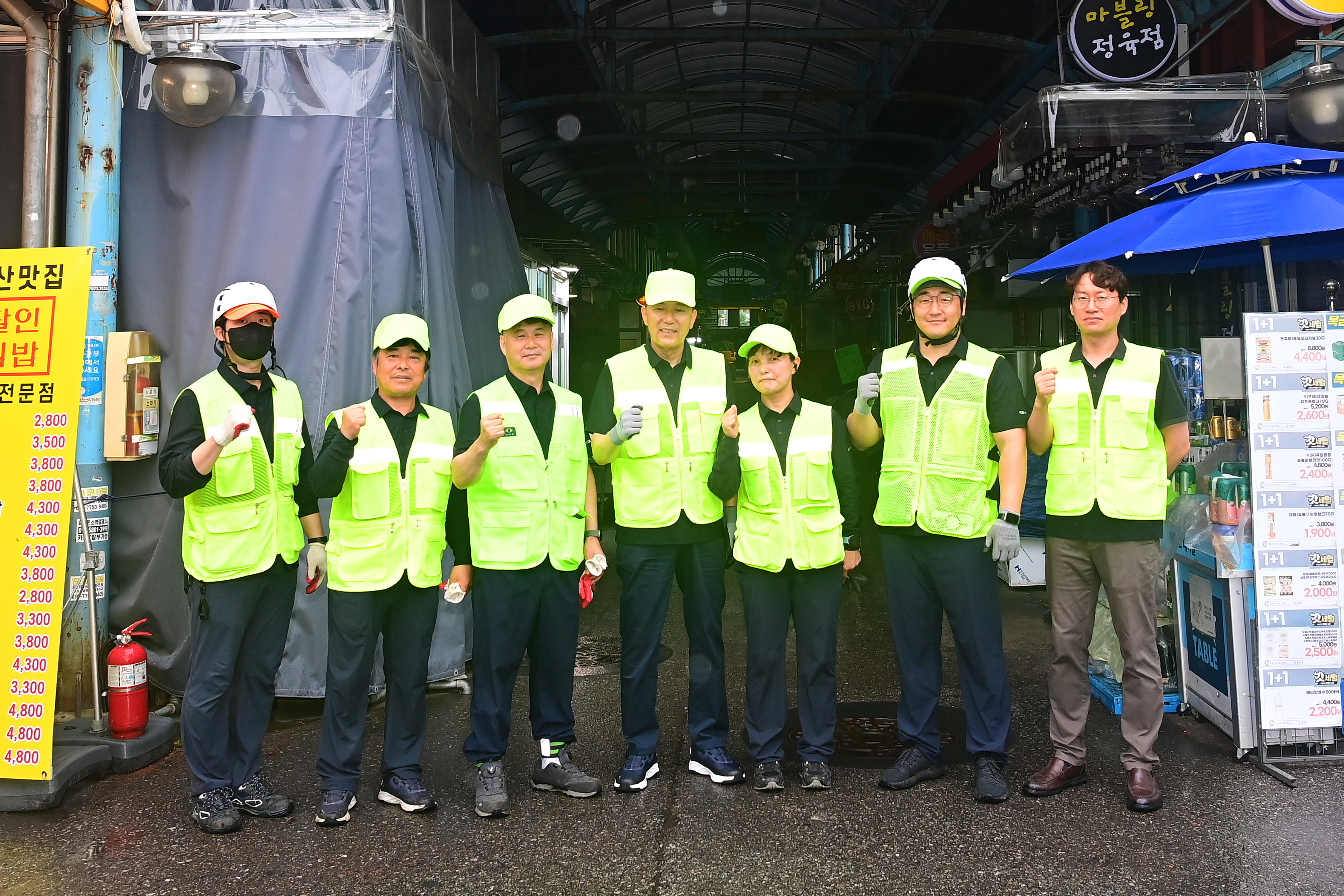 도로환경공무관과 함께하는 환경 정비(옥련시장-일원)의 1번째 이미지