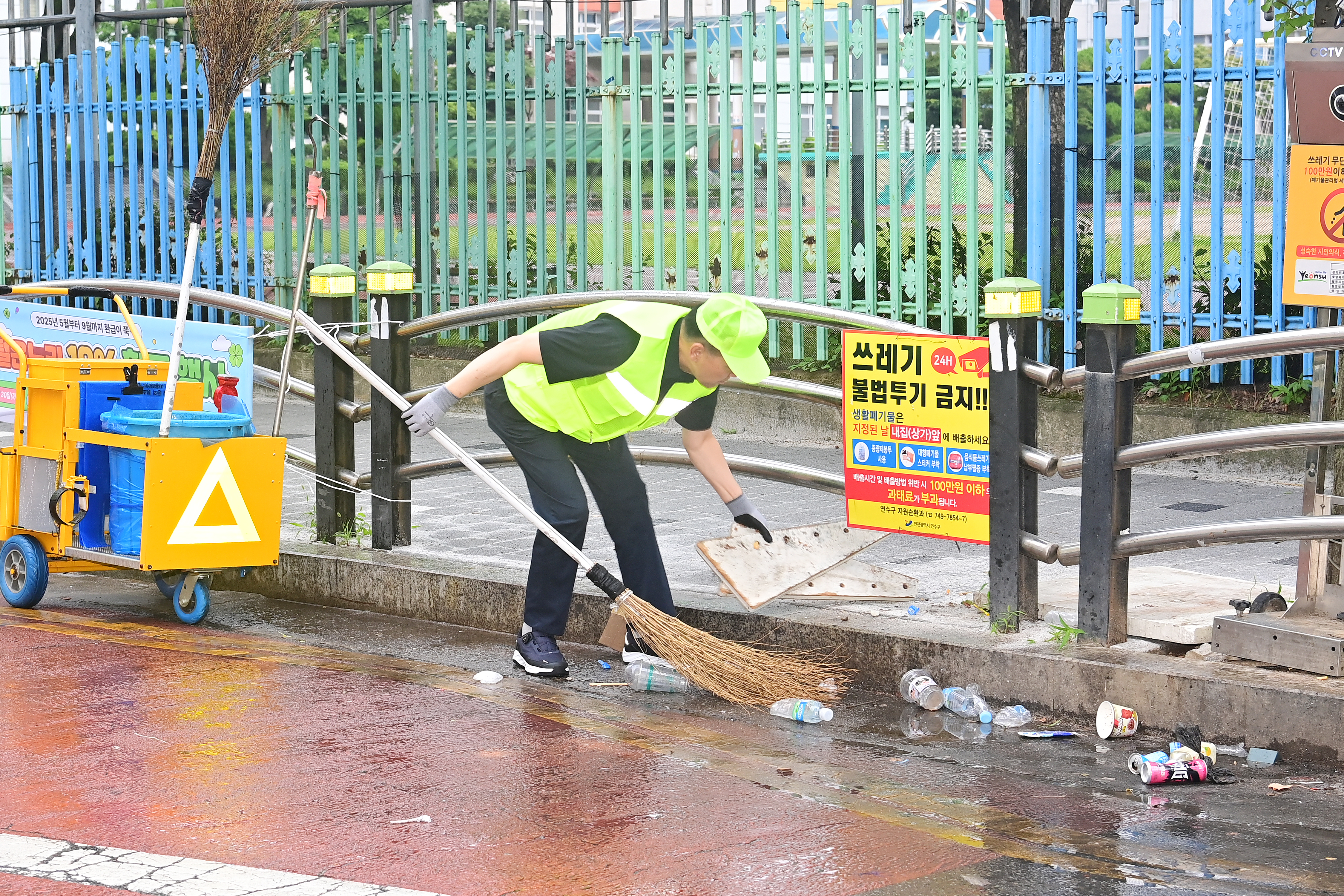 도로환경공무관과 함께하는 환경 정비(옥련시장-일원)의 5번째 이미지