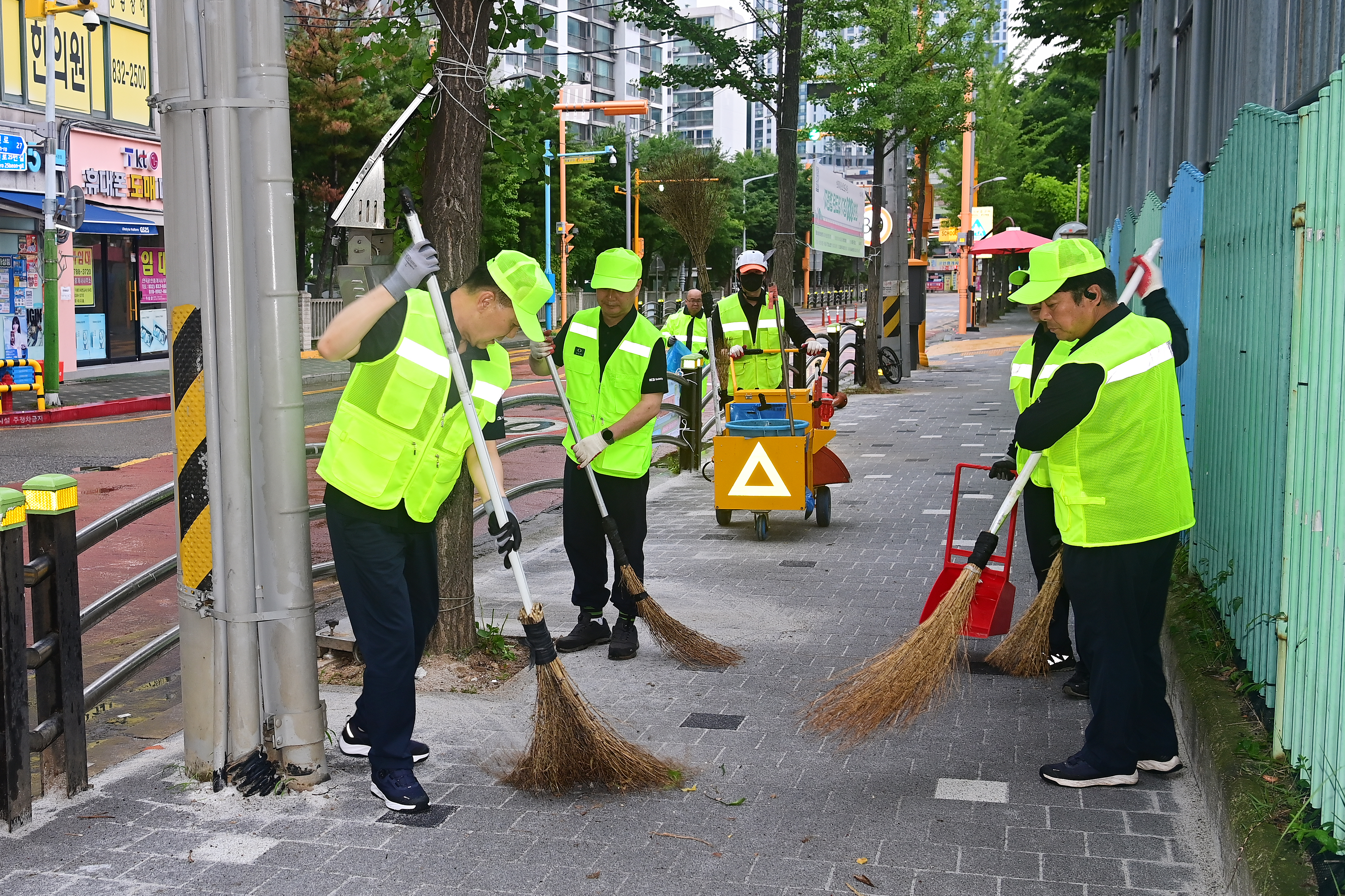 도로환경공무관과 함께하는 환경 정비(옥련시장-일원)의 4번째 이미지