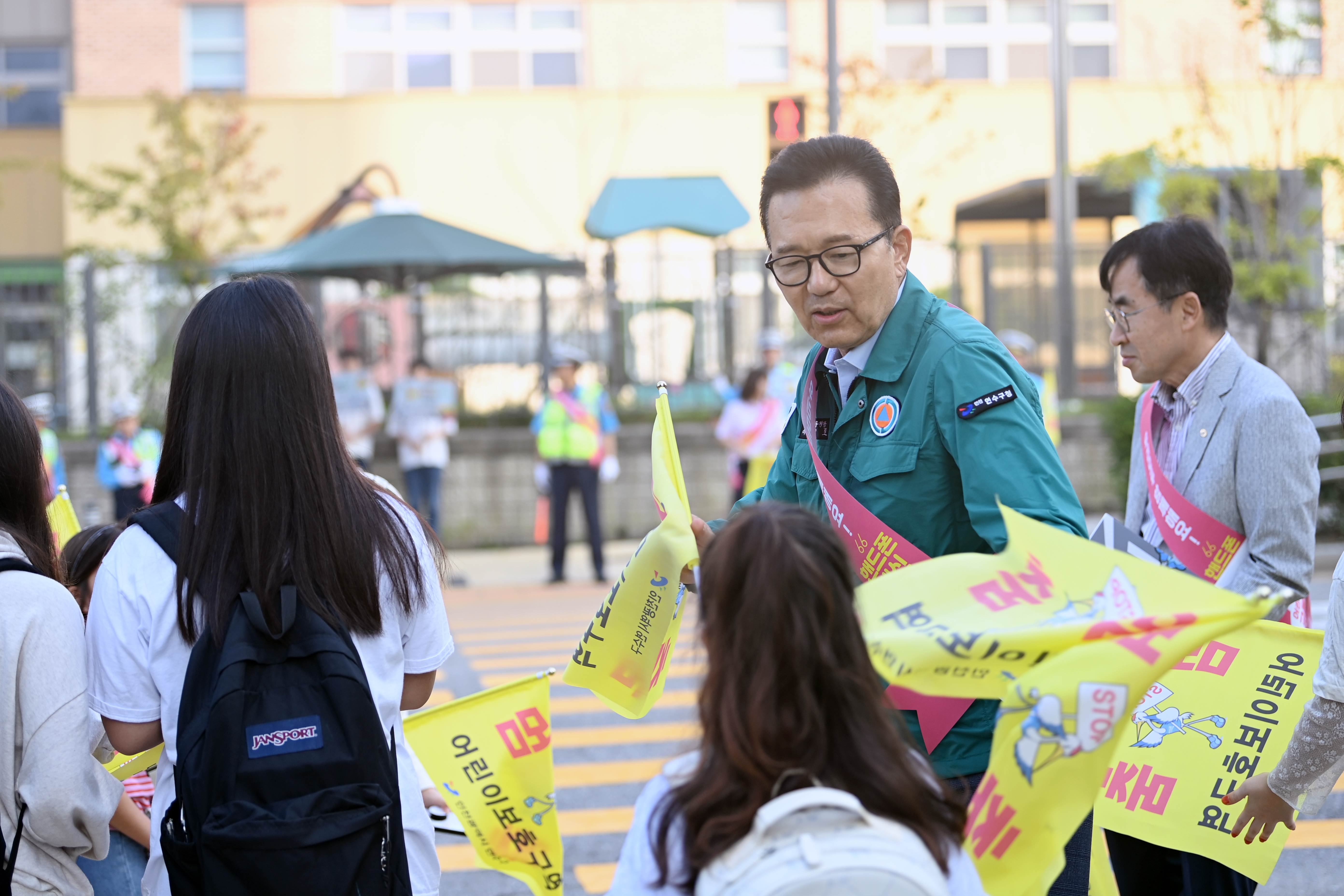 어린이 교통안전 캠페인(깃발들고 안전하게 건너기)의 1번째 이미지