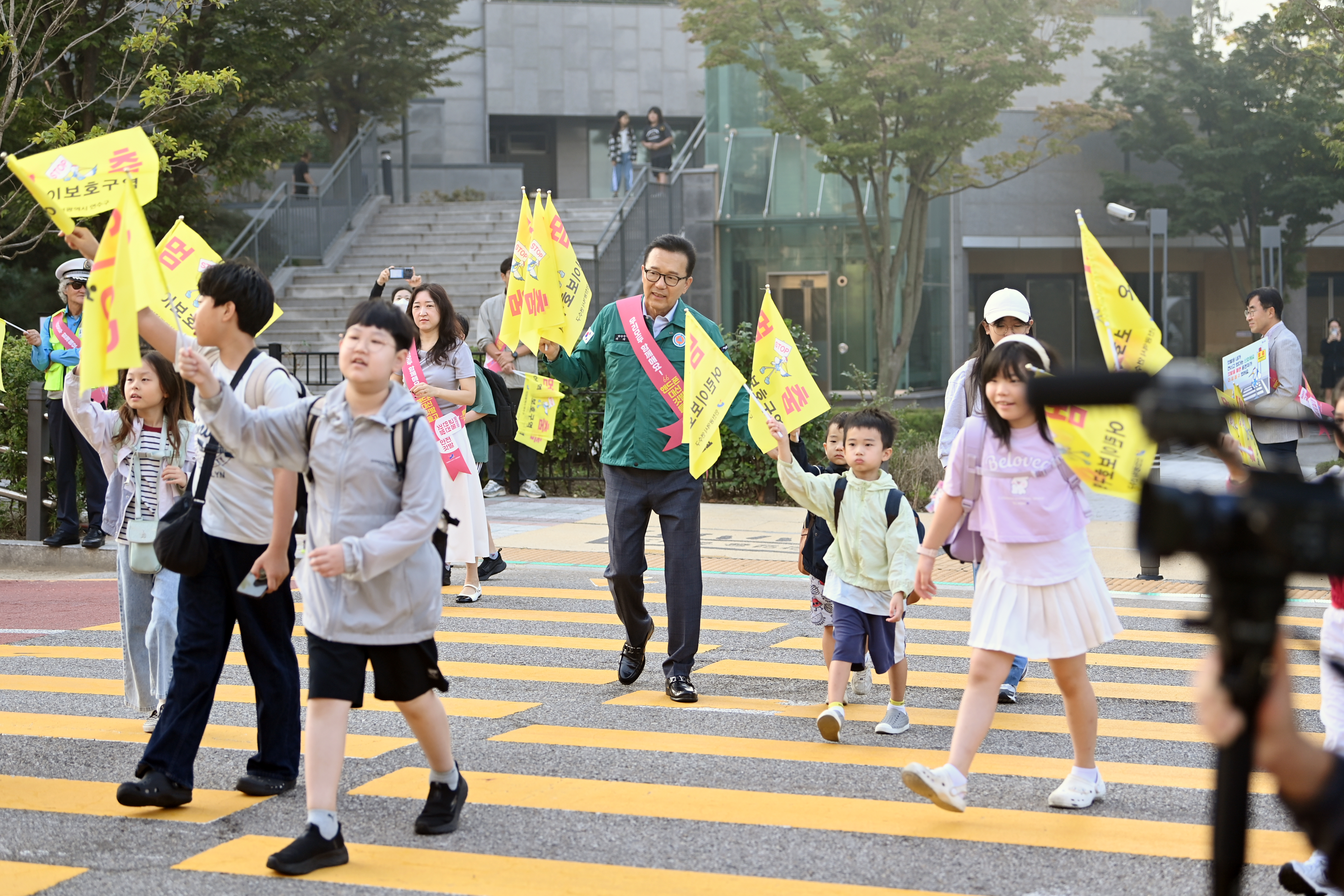 어린이 교통안전 캠페인(깃발들고 안전하게 건너기)의 2번째 이미지