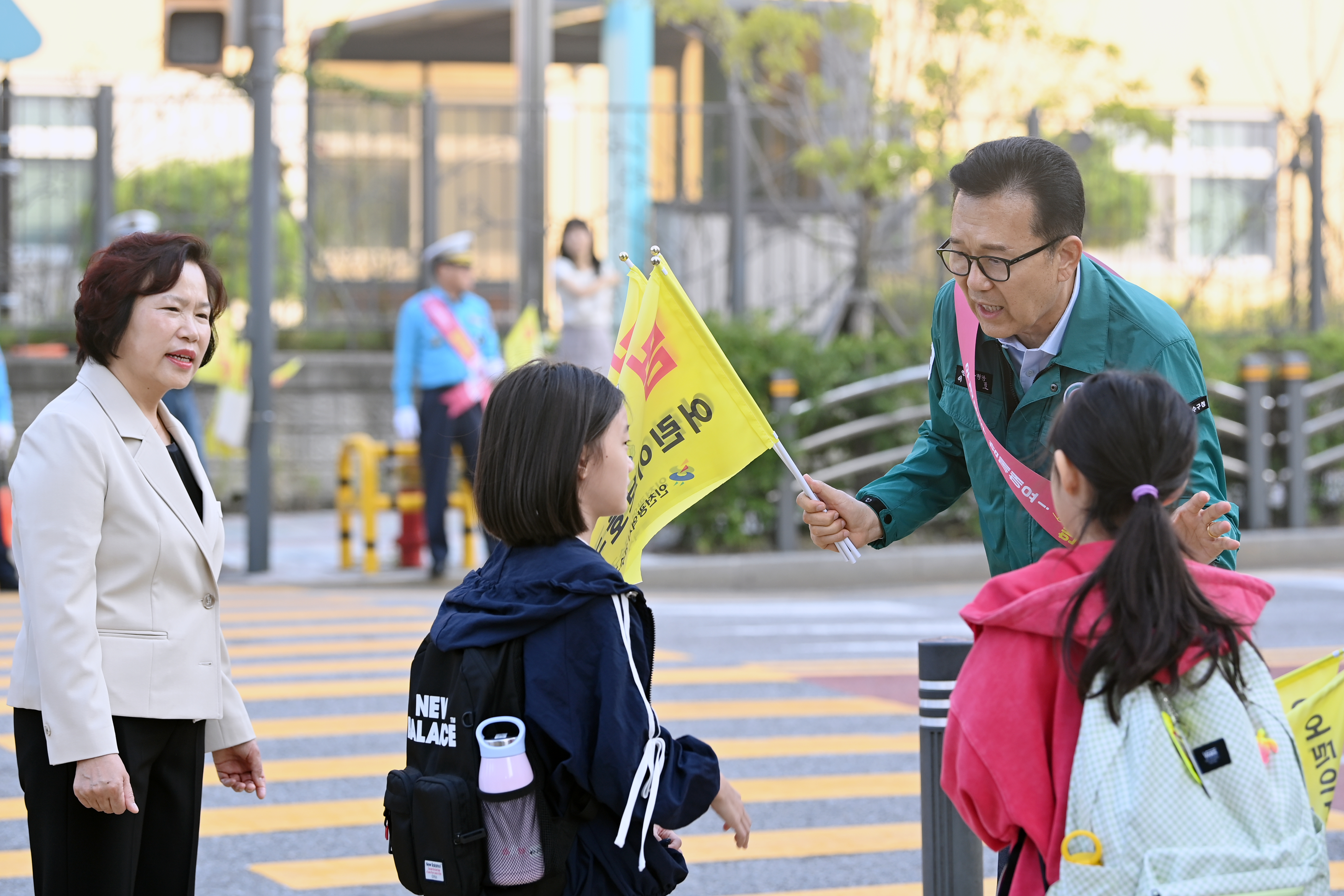 어린이 교통안전 캠페인(깃발들고 안전하게 건너기)의 3번째 이미지
