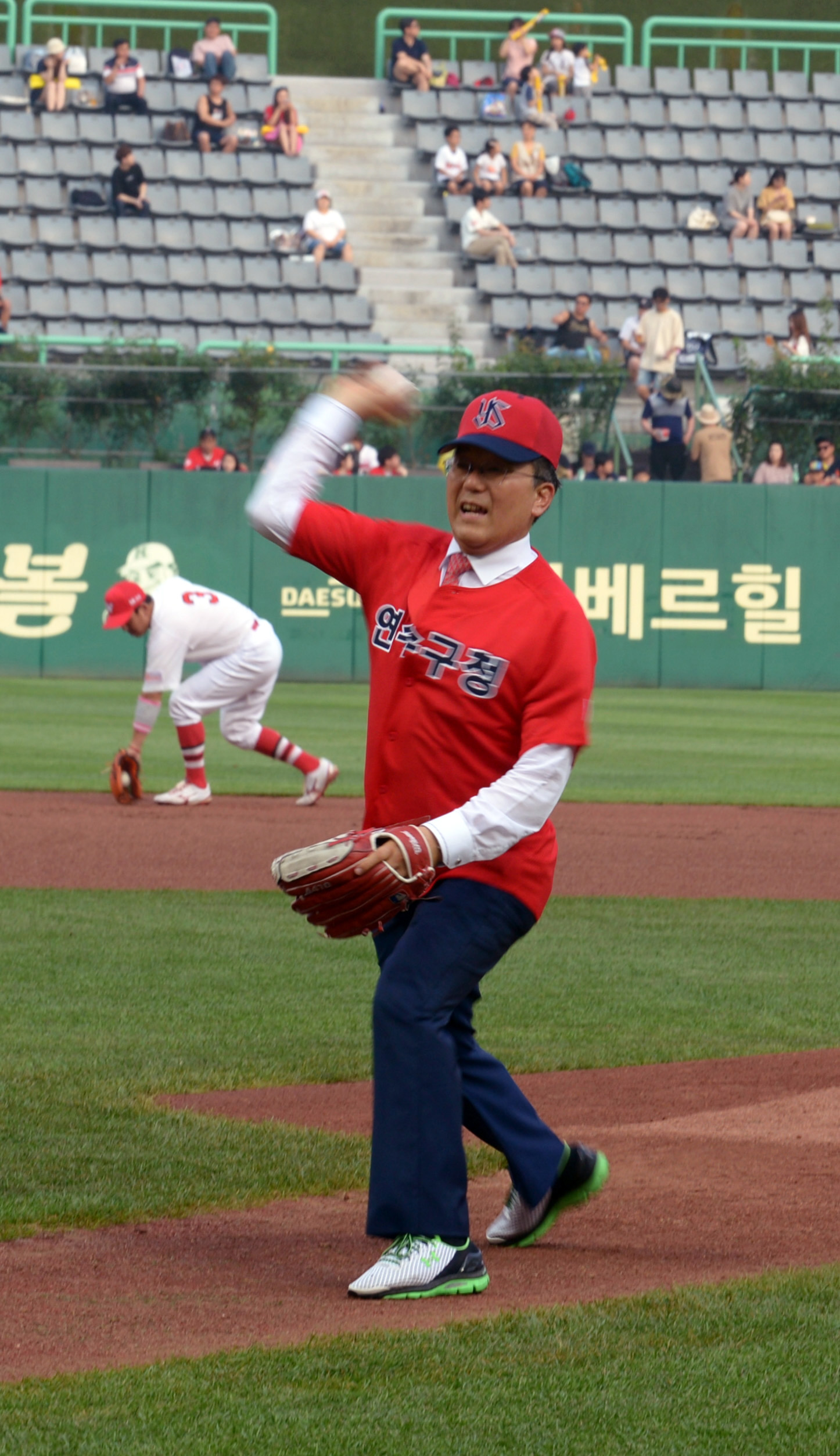 리틀야구창단기념및 Sk와이번스대 기아타이거스전 시구의 2번째 이미지