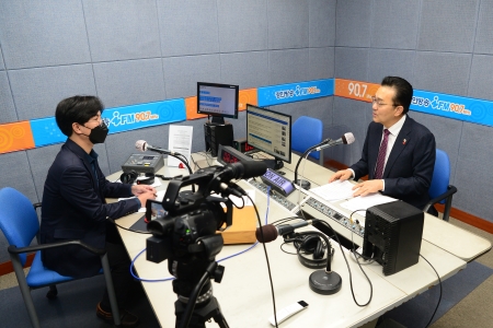 경인방송 김성민의 시사토픽 라디오 인터뷰이미지