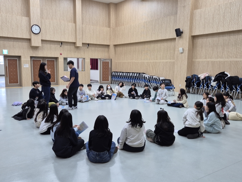 [특별] 채드윅과 함께하는 영어 뮤지컬(4차시_12.27.)의 5번째 이미지