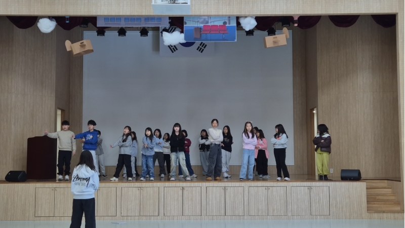 [특별] 채드윅과 함께하는 영어 뮤지컬(12차시_03.07.)의 1번째 이미지