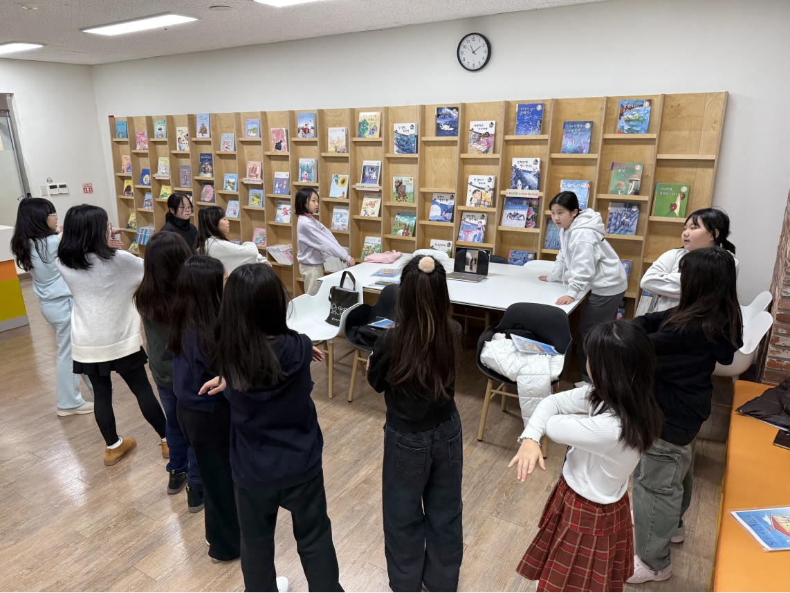 [특별] 채드윅과 함께하는 영어 뮤지컬(3차시_12.20.)의 3번째 이미지