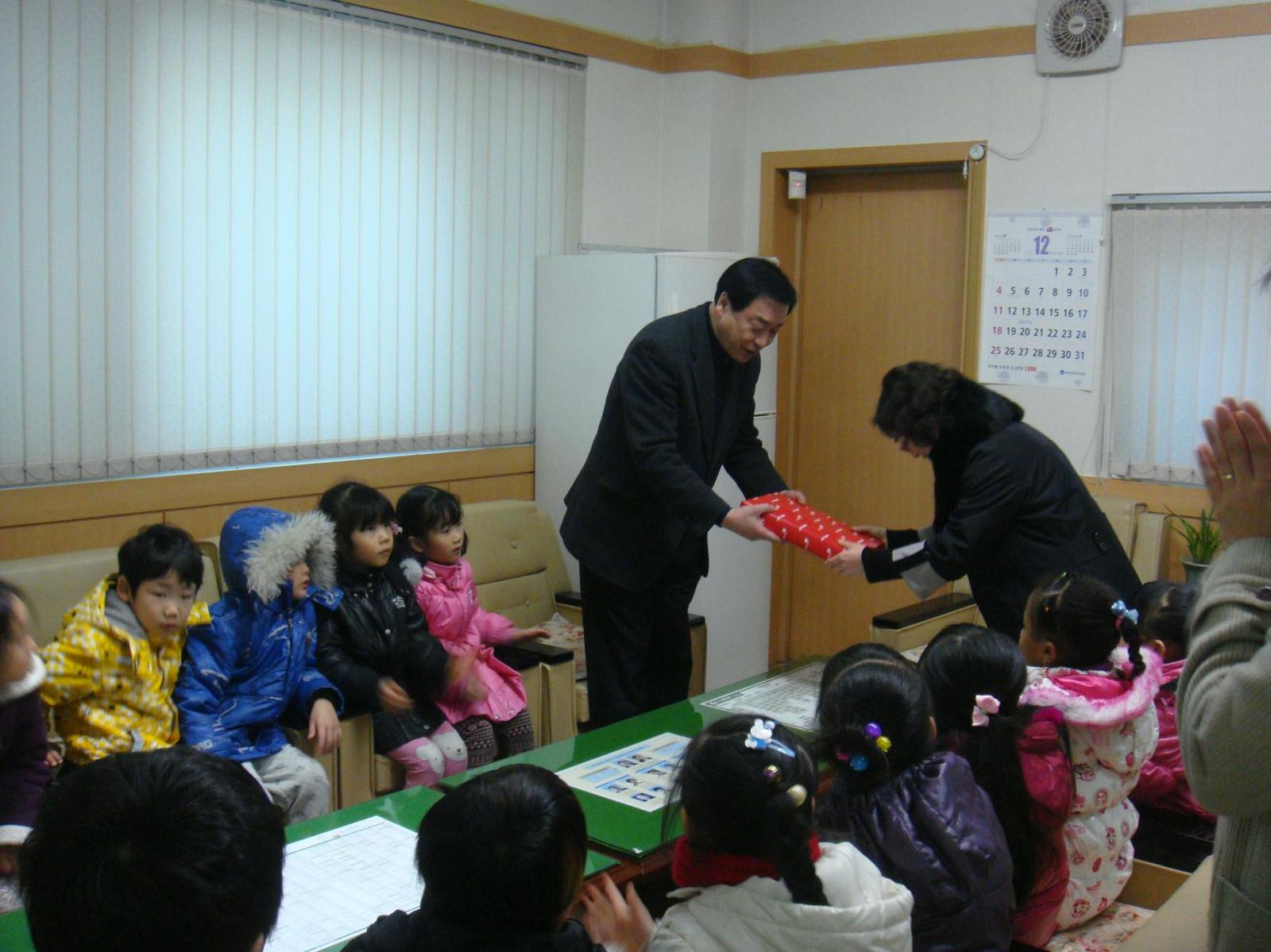 구립 은빛나무 어린이집 이웃사랑 실천 ‘내의’ 전달 상세보기 | 참여·알림 알림광장 보도자료 | 연수구청