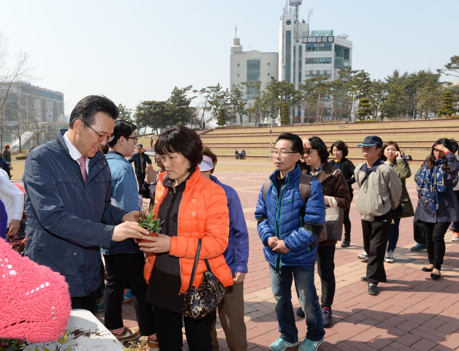 제70회 식목일 맞이 '나무 나눠주기 행사' 개최의 1번째 이미지
