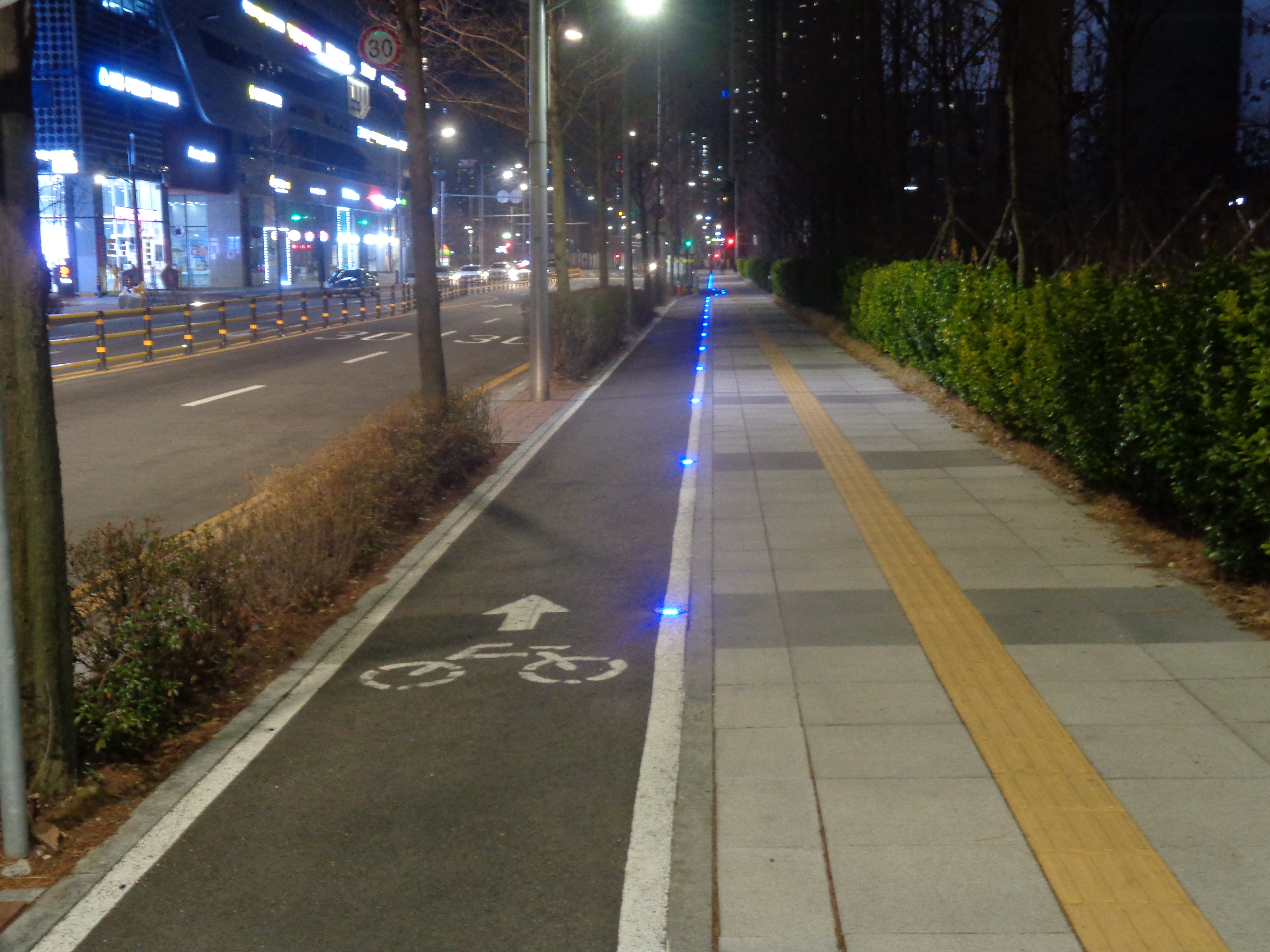 연수구, 송도4동 통학로 주변 자전거도로 솔라표지병 설치의 2번째 이미지