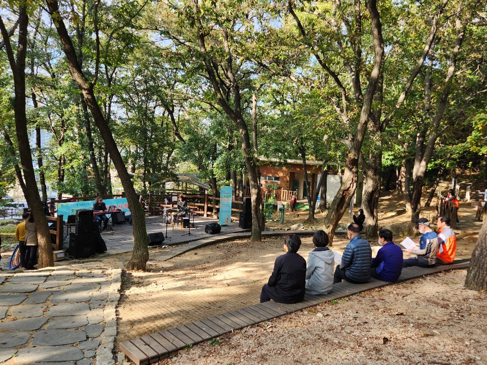 연수구 옥련1동 주민자치회는 지난 21일 청룡공원에서 지역 주민들은 위한 청룡공원 문화산책 음악회를 개최했다.