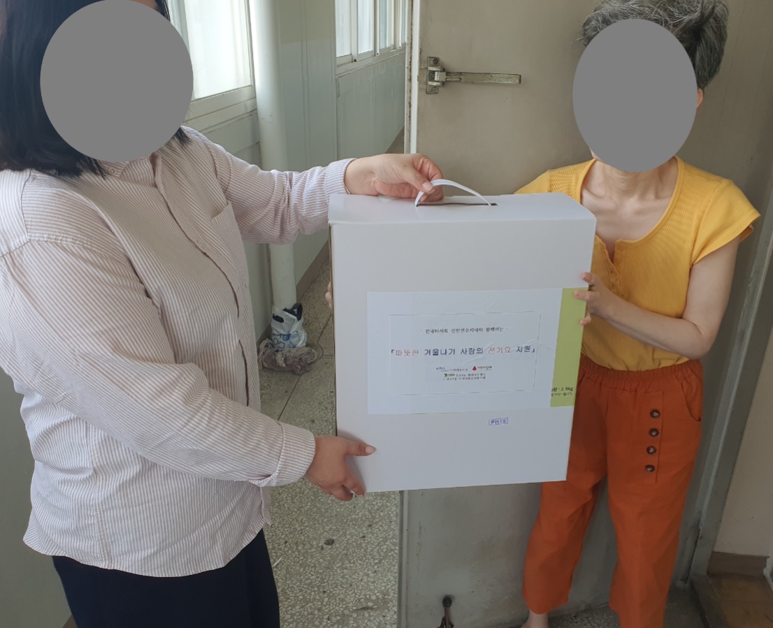 연수구 연수3동 지역사회보장협의체와 한국마사회 인천연수지사는 지난 10일 지역 내 저소득 장애인세대 지원을 위한 300만원 상당의 전기요 전달 행사를 가졌다.