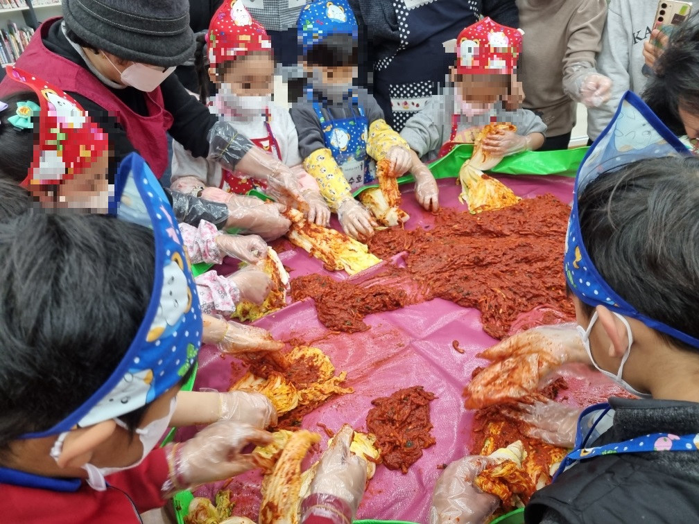 어린이 도시농부, 동춘2동 취약계층에 김장 김치 기부