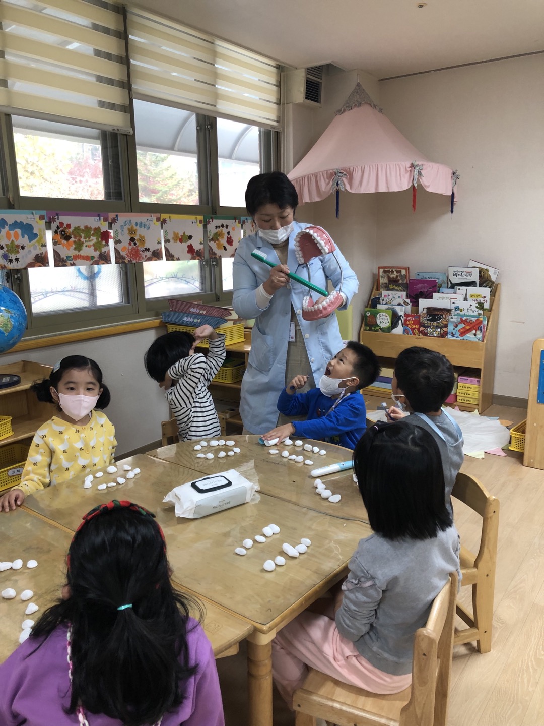 연수구는 송도권역 20개소 유치원 아동 3천500명과 교직원들의 구강건강을 위해 오는 3월 8일부터 11월 22일까지 상·하반기에 걸쳐 ‘찾아가는 유치원 튼튼이 교실’를 운영한다.