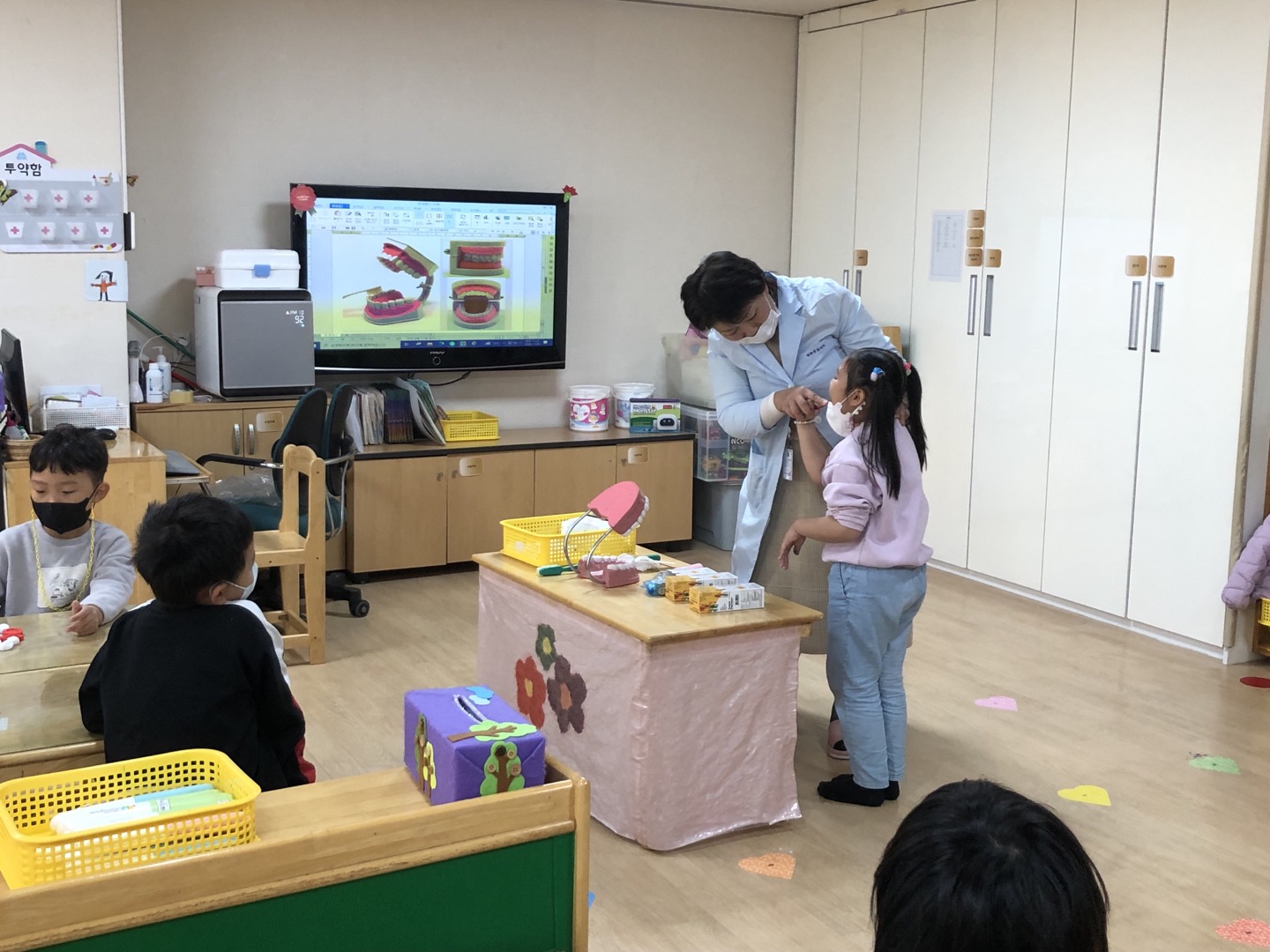 연수구는 송도권역 20개소 유치원 아동 3천500명과 교직원들의 구강건강을 위해 오는 3월 8일부터 11월 22일까지 상·하반기에 걸쳐 ‘찾아가는 유치원 튼튼이 교실’를 운영한다.