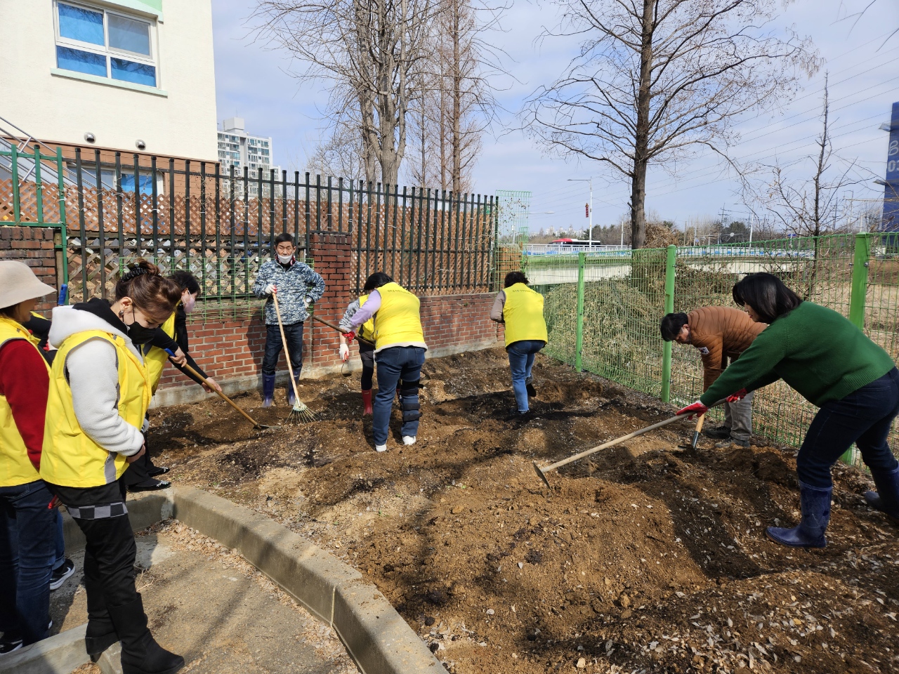 연수구 선학동 지역사회보장협의체는 지난 3일 지역 내 저소득층의 안전한 먹거리 제공을 위해 ‘사랑의 텃밭 사업’을 시작했다.