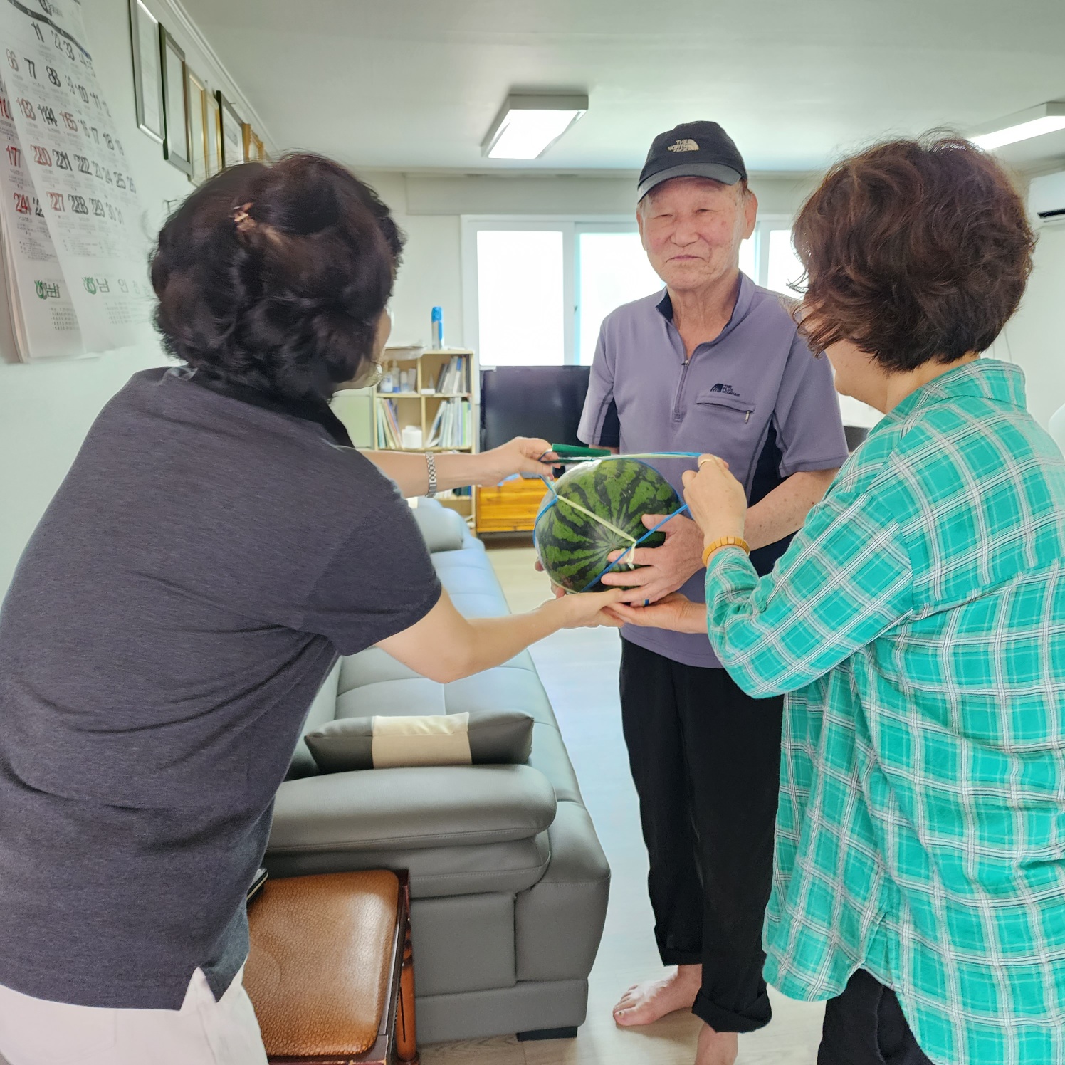 연수구 동춘1동 통장자율회, 경로당 돌며 제철과일 전달