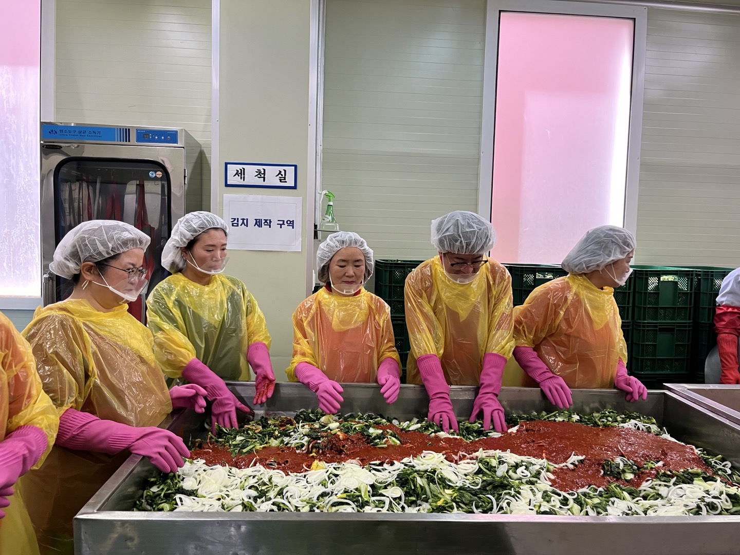포스코인터내셔널, 옥련2동 취약계층 위해 김치 700kg 기탁