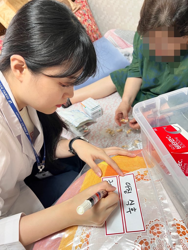연수구 연수3동 행정복지센터는 이달부터 60세 이상 1인 가구 중 만성질환 보유자를 대상으로 올바른 약 복용을 위해 「우리 함께 약 정리해요  사업을 진행 중이다